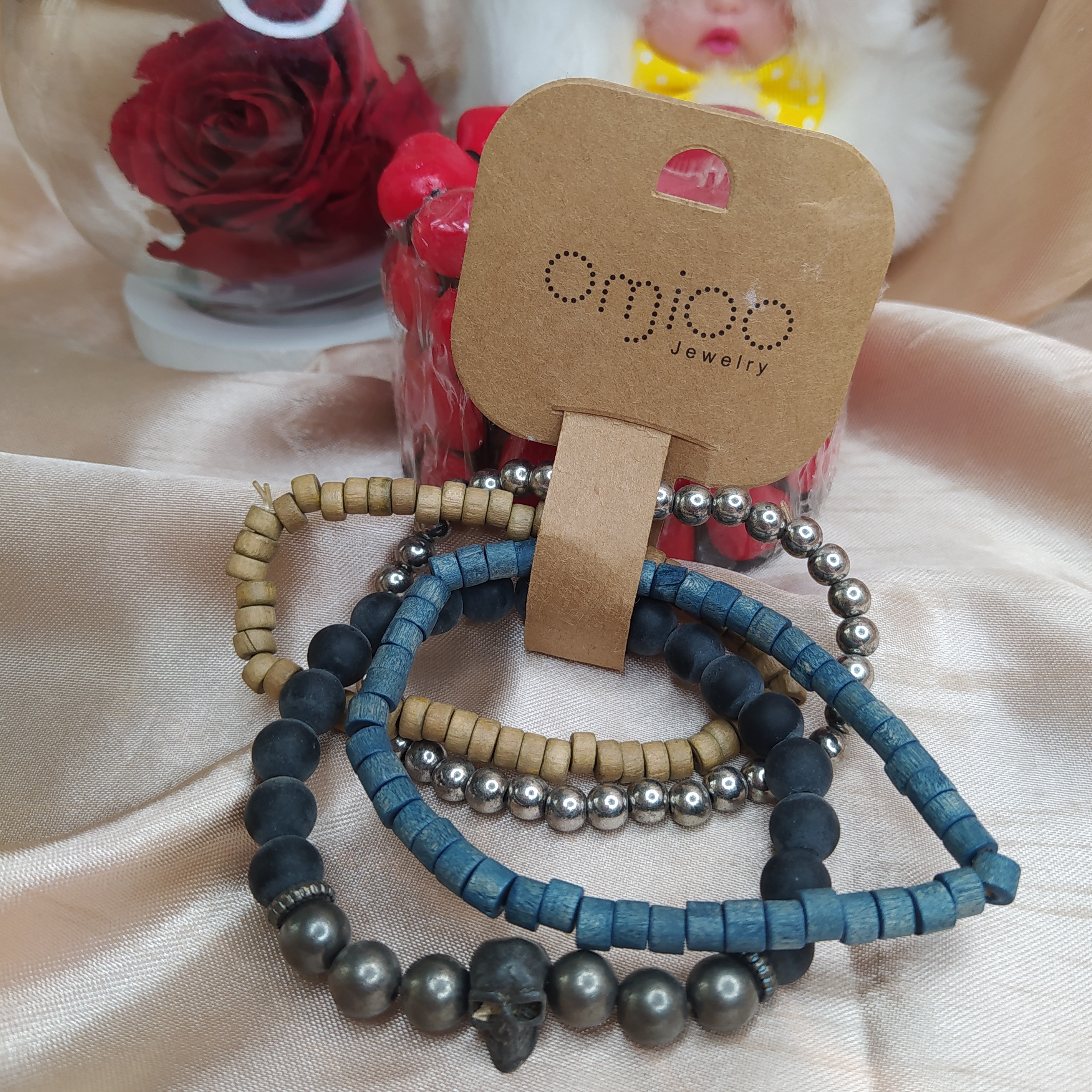 دستبند چوب و سنگ با رنگ خاص و خوشگل که براحتی میتونید با همه چی ست کنید