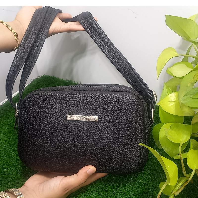 کیف دخترانه زنانه جنس رویه چرم خارجی طول 22عرض 14رنگ مشکی وزن بسیار سبک زیپ دار دارای بند بلند و قابل تنظیم