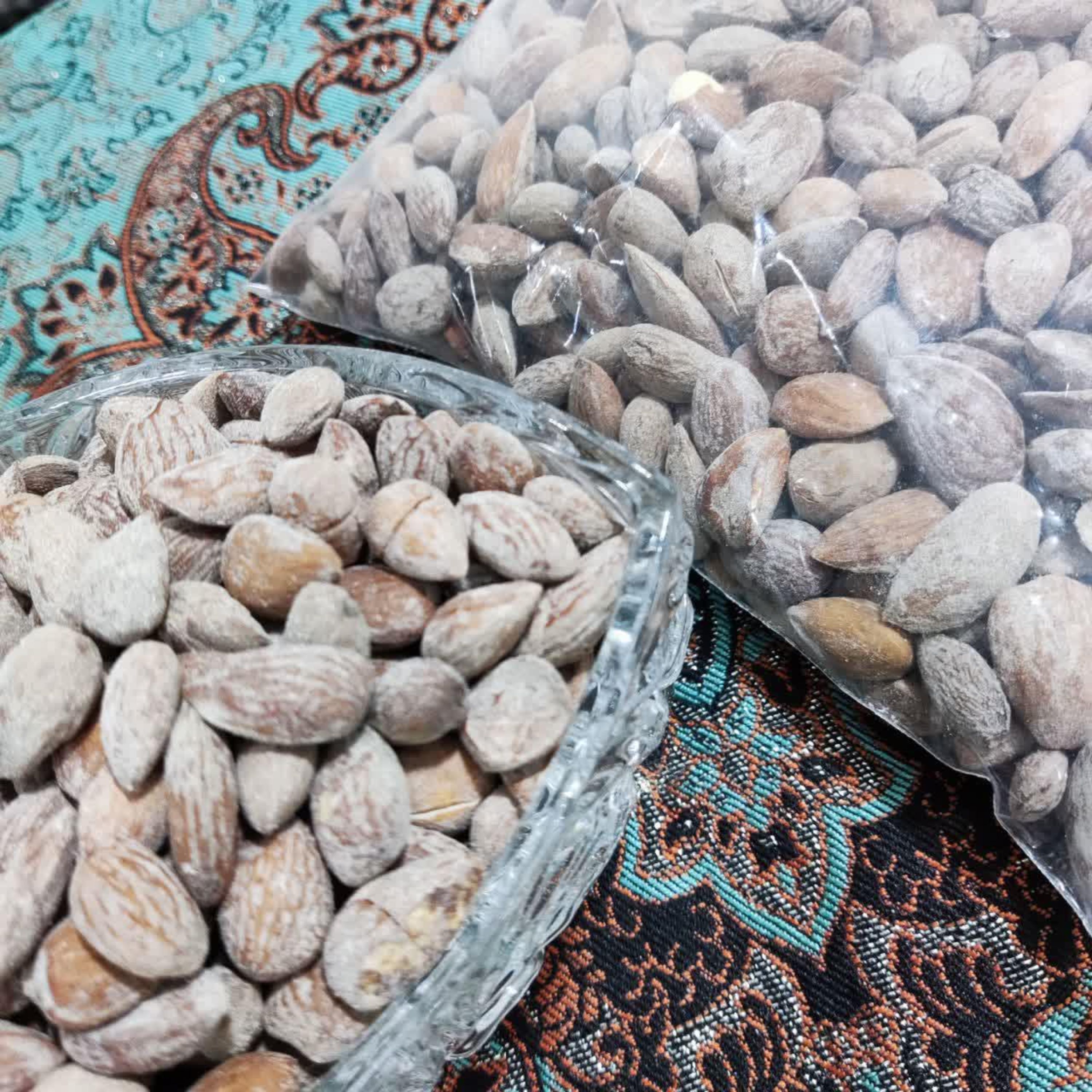 مغز بادام درختی بوداده یک کیلویی تازه و یک دست