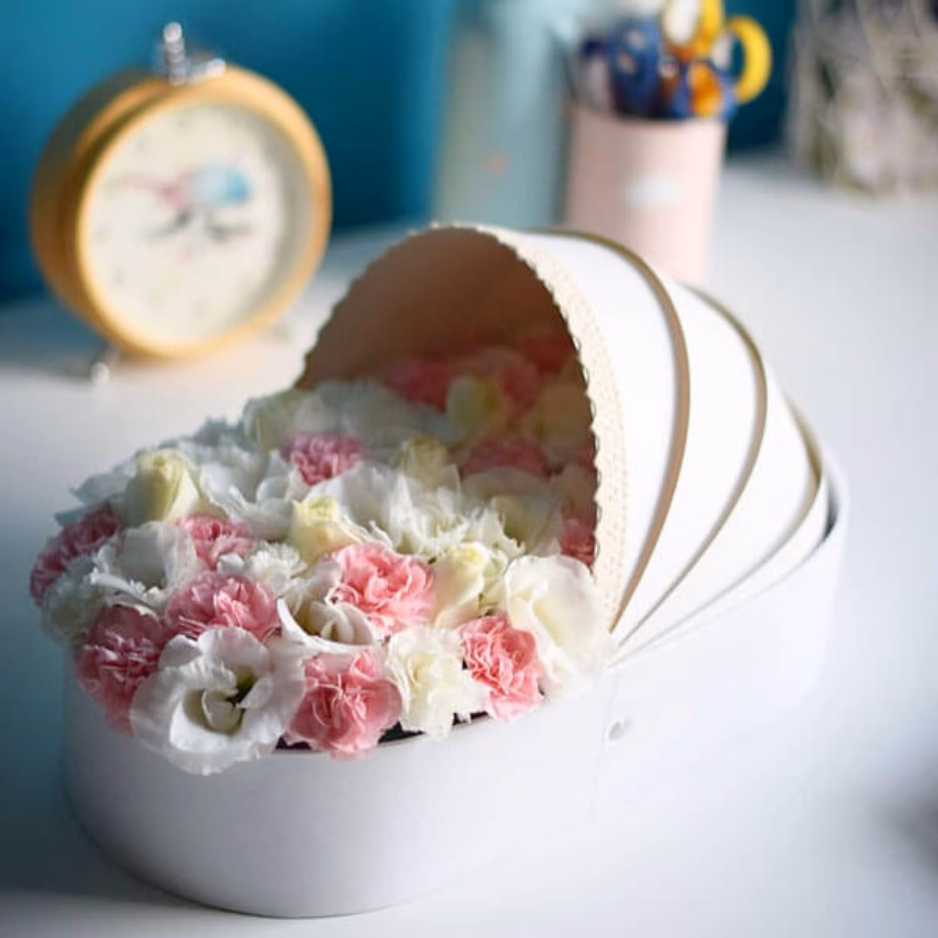 باکس گل نوزاد آنوشا - رز - میخک مینیاتوری - لیسیانتوس