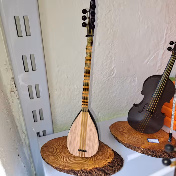 ادوات موسیقی  با پایه چوبی