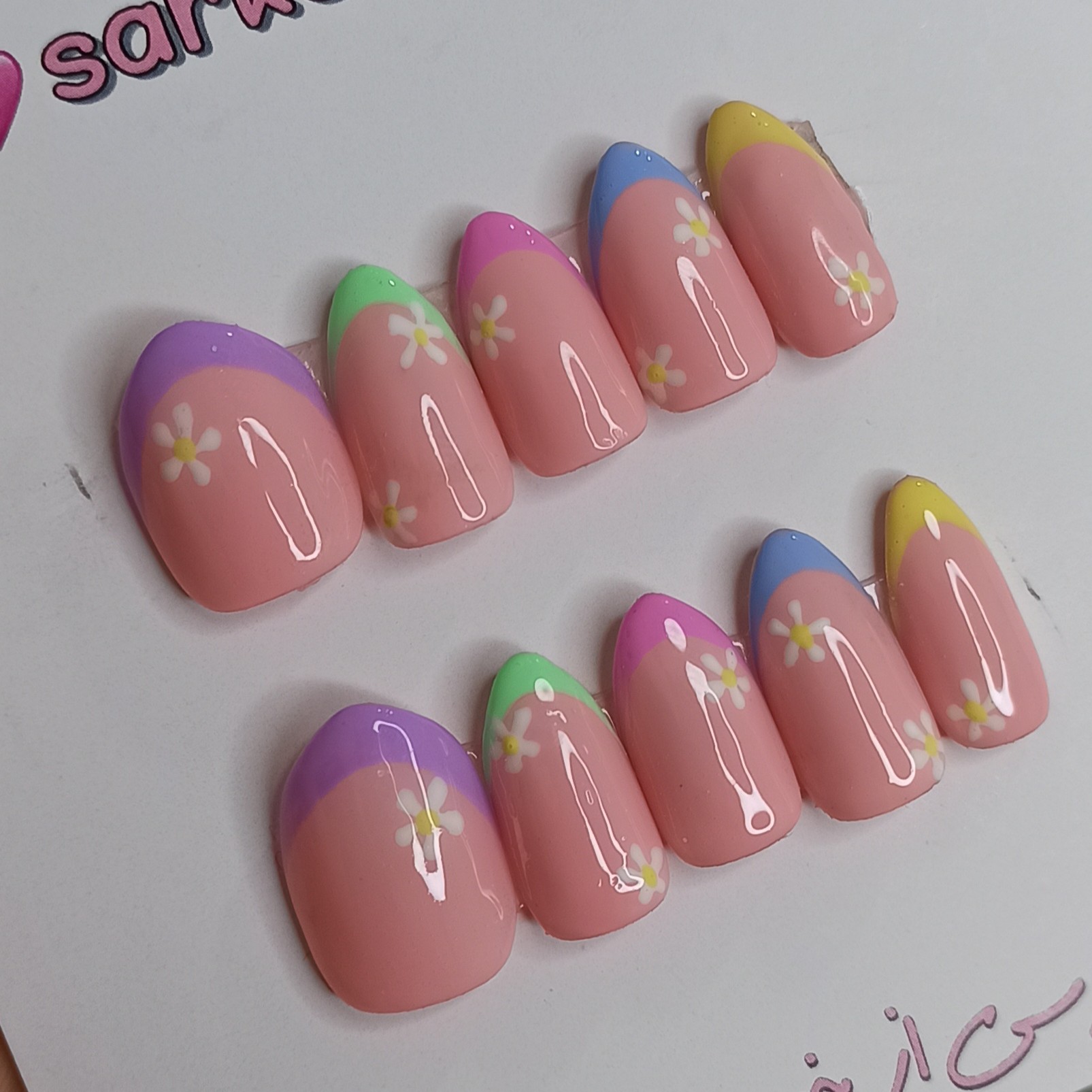 ناخن مصنوعی ساخته شده با مواد کاشت طرح فرنچ رنگارنگ و گل