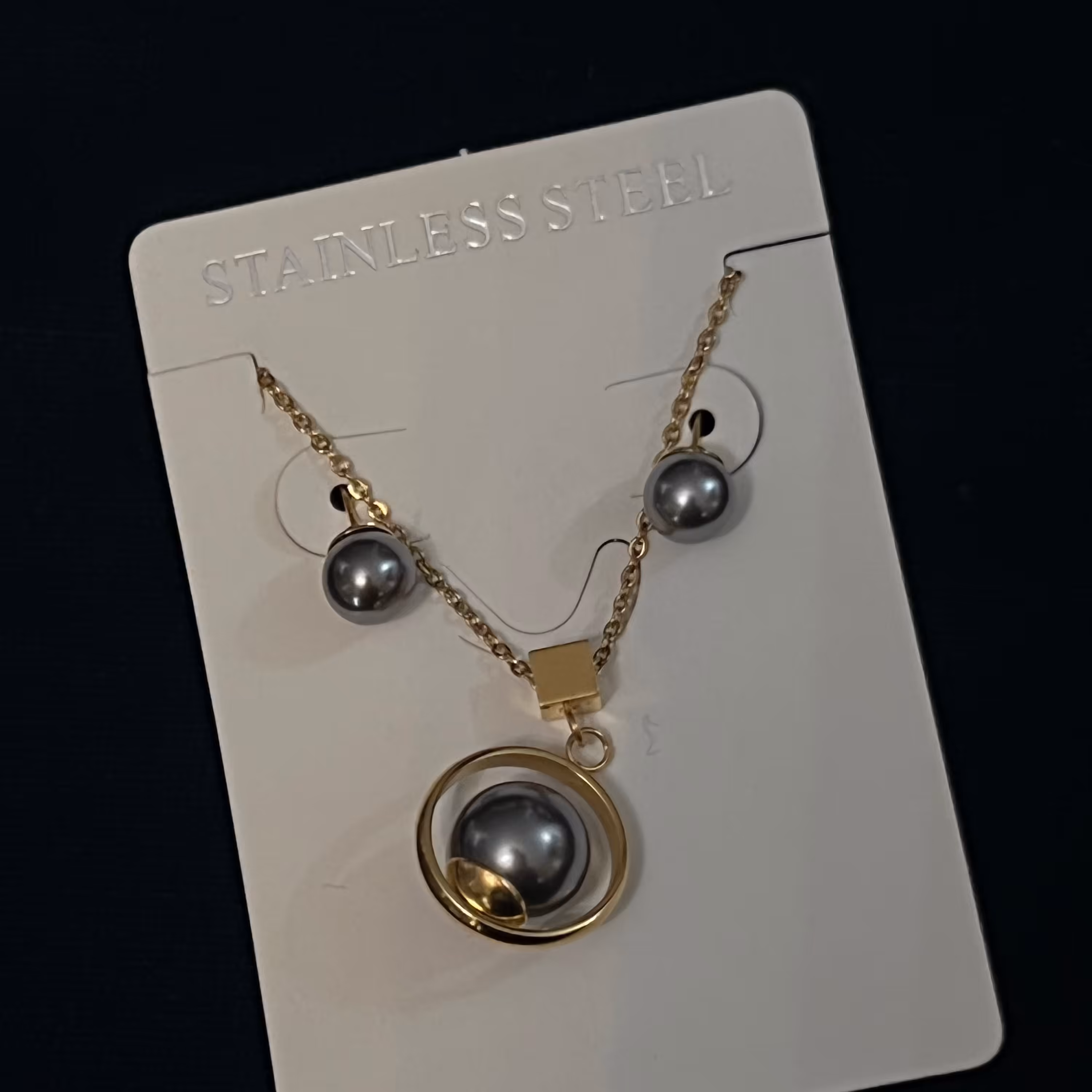 ارسال رایگان گوشواره و گردنبند  استیل طلایی مرواریدی