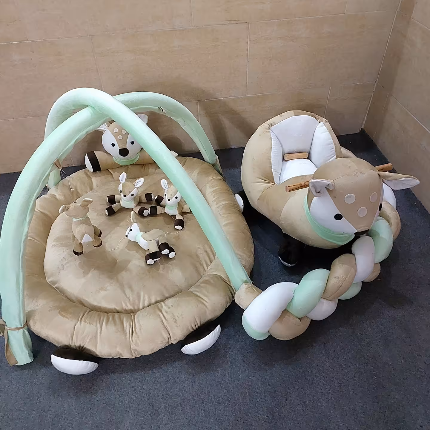 تشک بازی بهمراه 4 عدد آویز.رار کودک و گارد گیس بافت یک مترو نیم