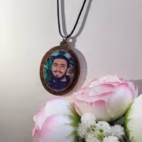 جاسویچی و گردنبند و آویز قاب عکس رزینی شهدا با فریم چوبی و استیل در رنگ های مختلف طرح آرمان عزیز