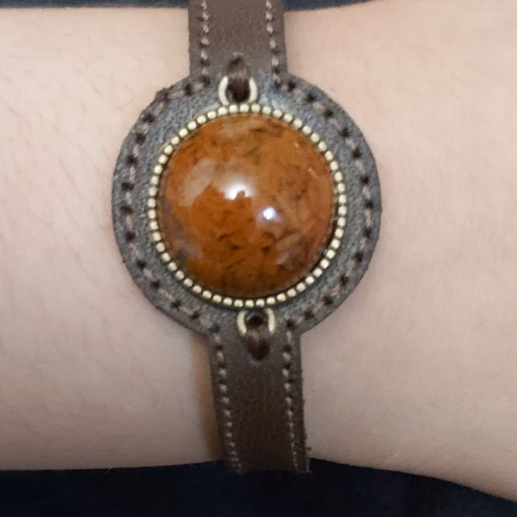 دستبند چرمی اسپرت با نگین عقیق خزه ای پاییزی قرمز زیبا و طبیعی