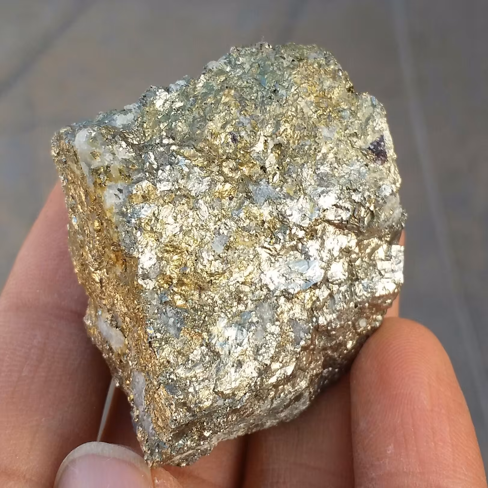 سنگ راف پیریت طلایی همرشدی با بورنیت ملقب به سنگ طلا روی بستر 100 در 100 طبیعی شاهکار خلقت
بی نظیر
کد10873