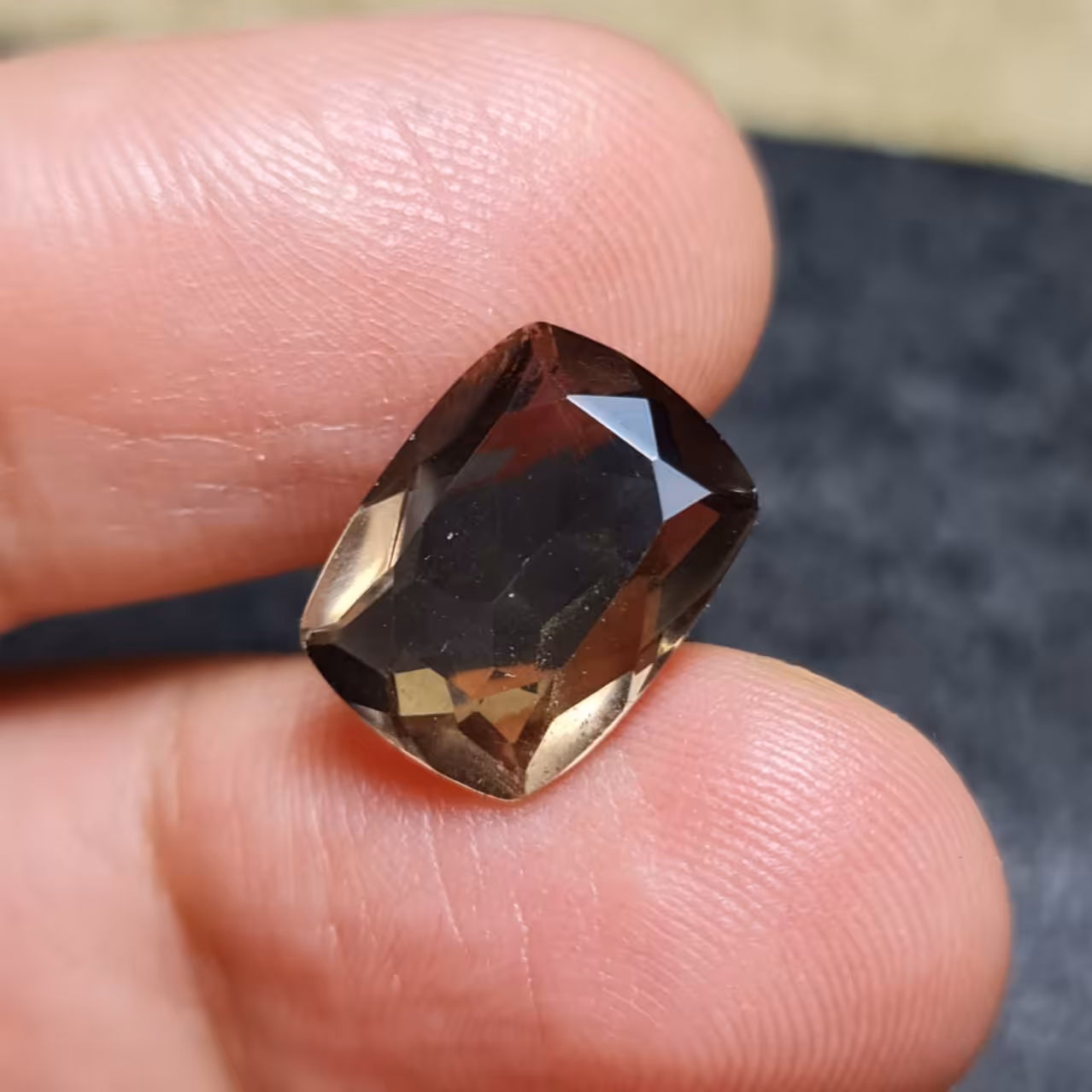 نگین زیبای سنگ کوارتز دودی معدنی آفریقایی با وزن 5قیراط 
کد  28750
