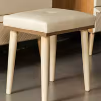 صندلی پیانو دارای چهار پایه سفید محکم در ابعاد 30 در 35 به ارتفاع 45 سانت 