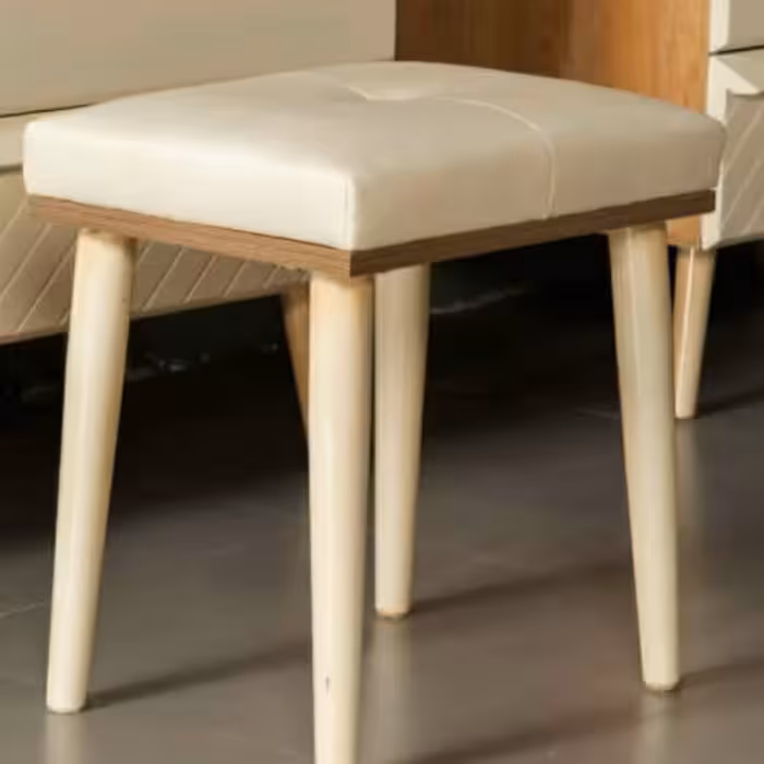 صندلی پیانو دارای چهار پایه سفید محکم در ابعاد 30 در 35 به ارتفاع 45 سانت 