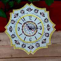 ساعت دیوارکوب قطر 30سانتیمتر طراحی شده با دست و قابل دستمال کشیدن با دستمال مرطوب و دارای مفتول برای نصب آسان