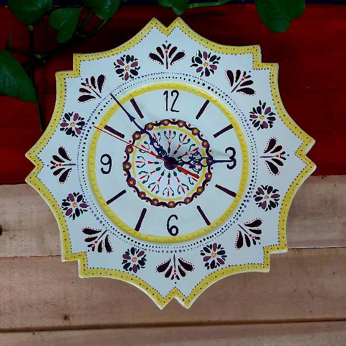 ساعت دیوارکوب قطر 30سانتیمتر طراحی شده با دست و قابل دستمال کشیدن با دستمال مرطوب و دارای مفتول برای نصب آسان