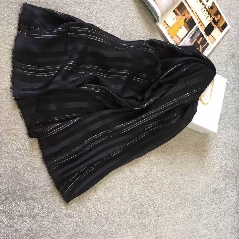 شال راه راه مشکی جنس نخ لمه دار