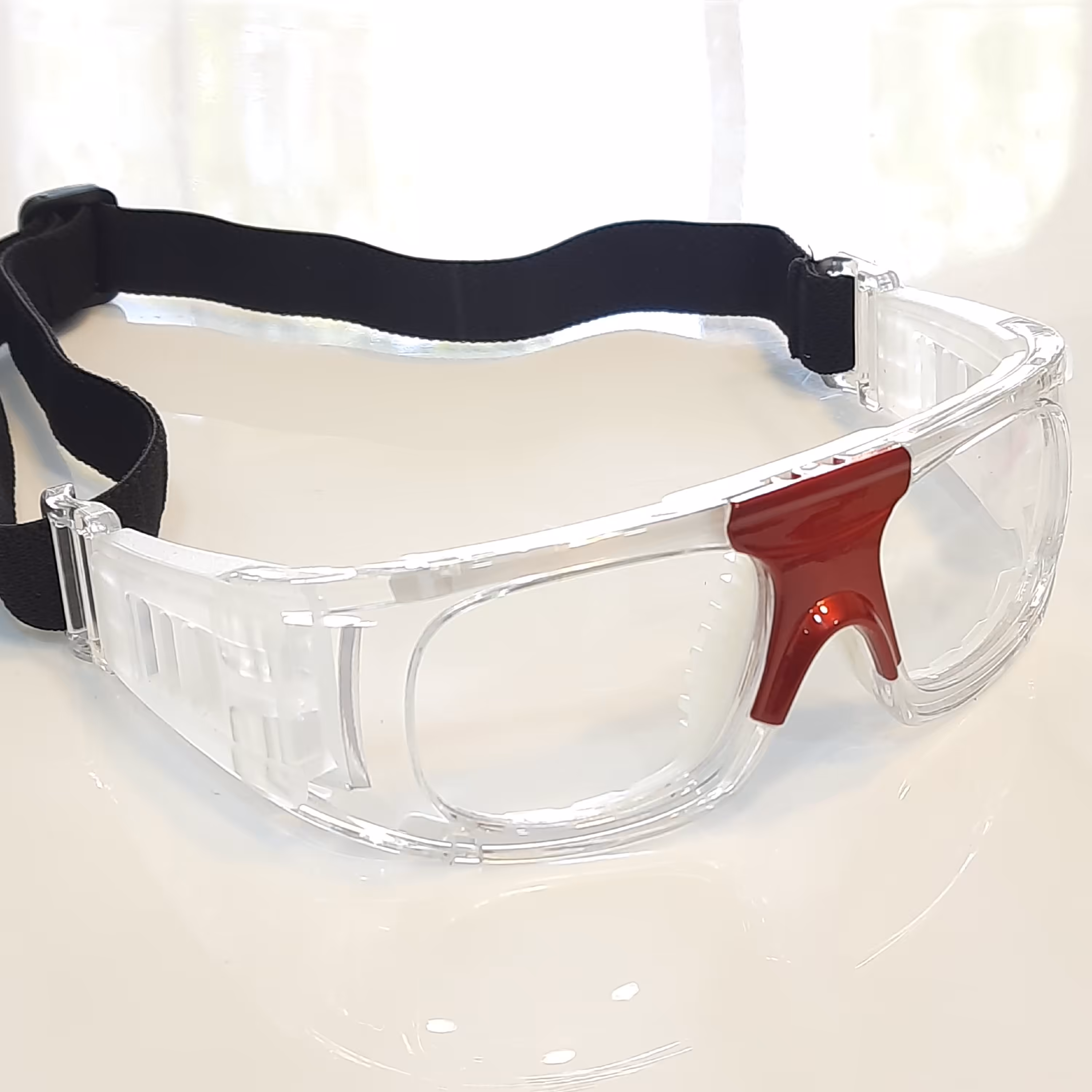 عینک طبی ورزشی موجودی رنگ سفید پل وسط قرمز و  رنگ کامل مشکی