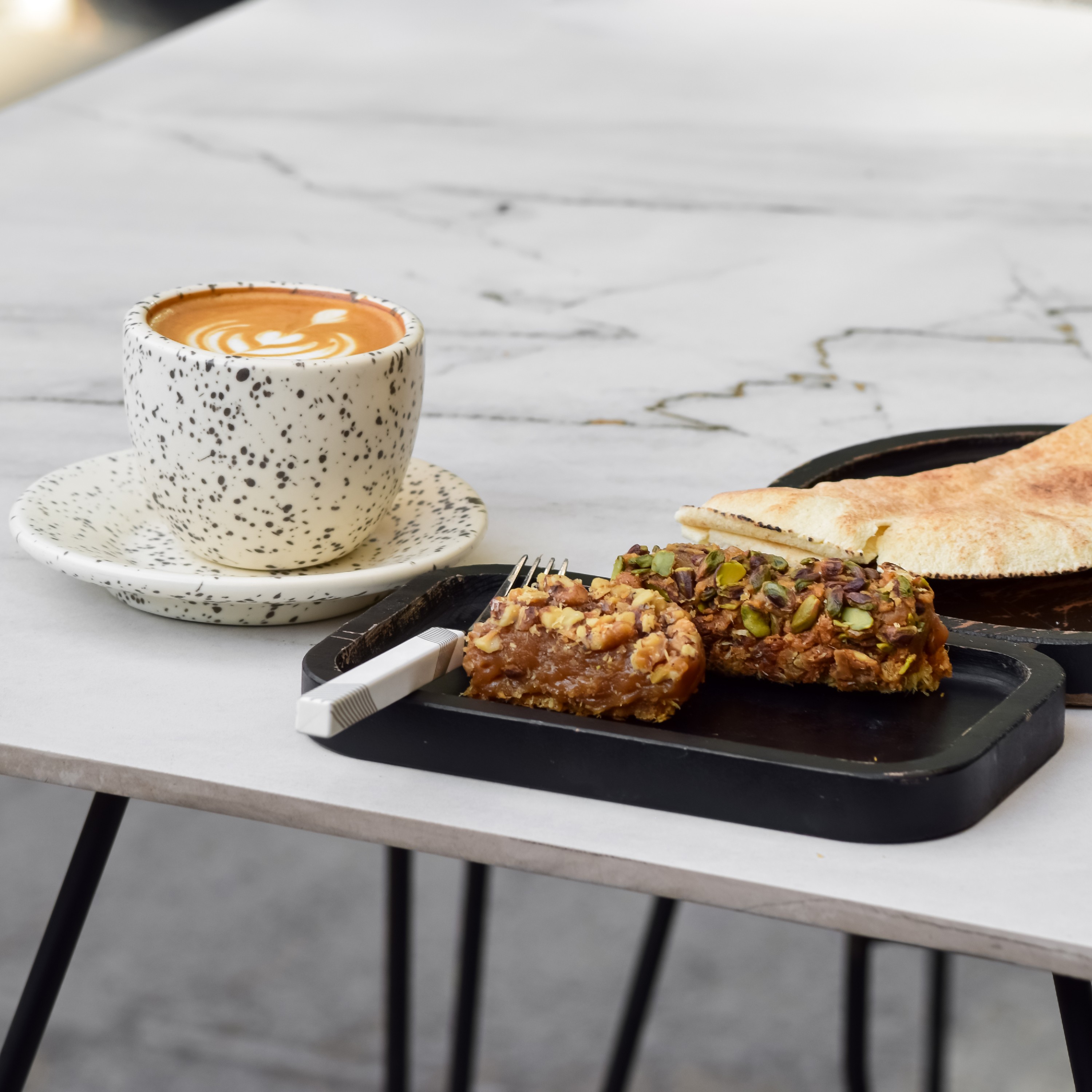 حلوای دهین با مغز گردوی نگینی فراوان پودرنارگیل و روغن حیوانی