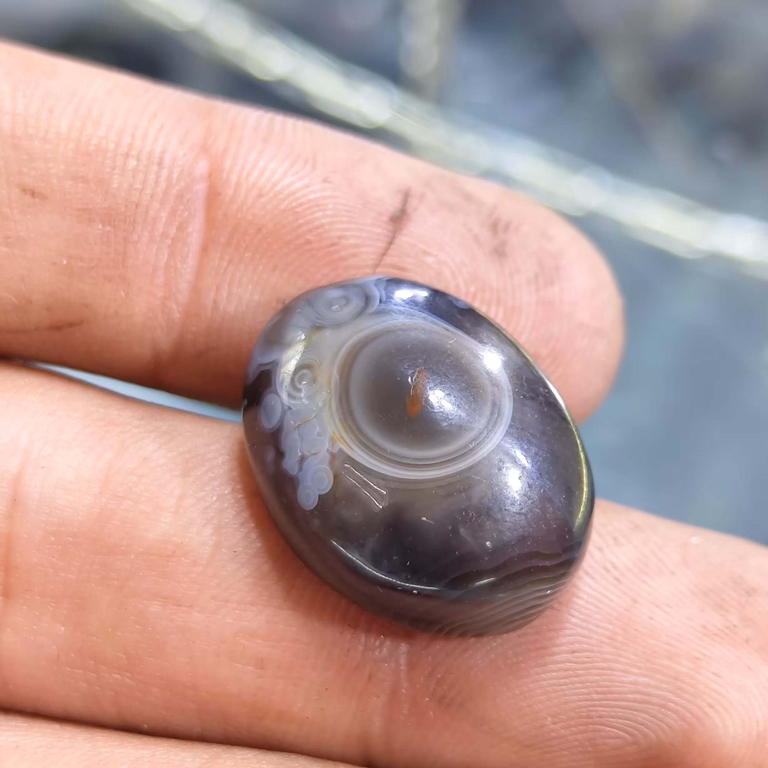 نگین سلیمانی چشم باباقوری لامه معدنی اصل یمنی رنگ خاکستری کمیاب طبیعی با نقطه سرخ چمک وسط نگین با فاکتور ضمانت اصالت سنگ