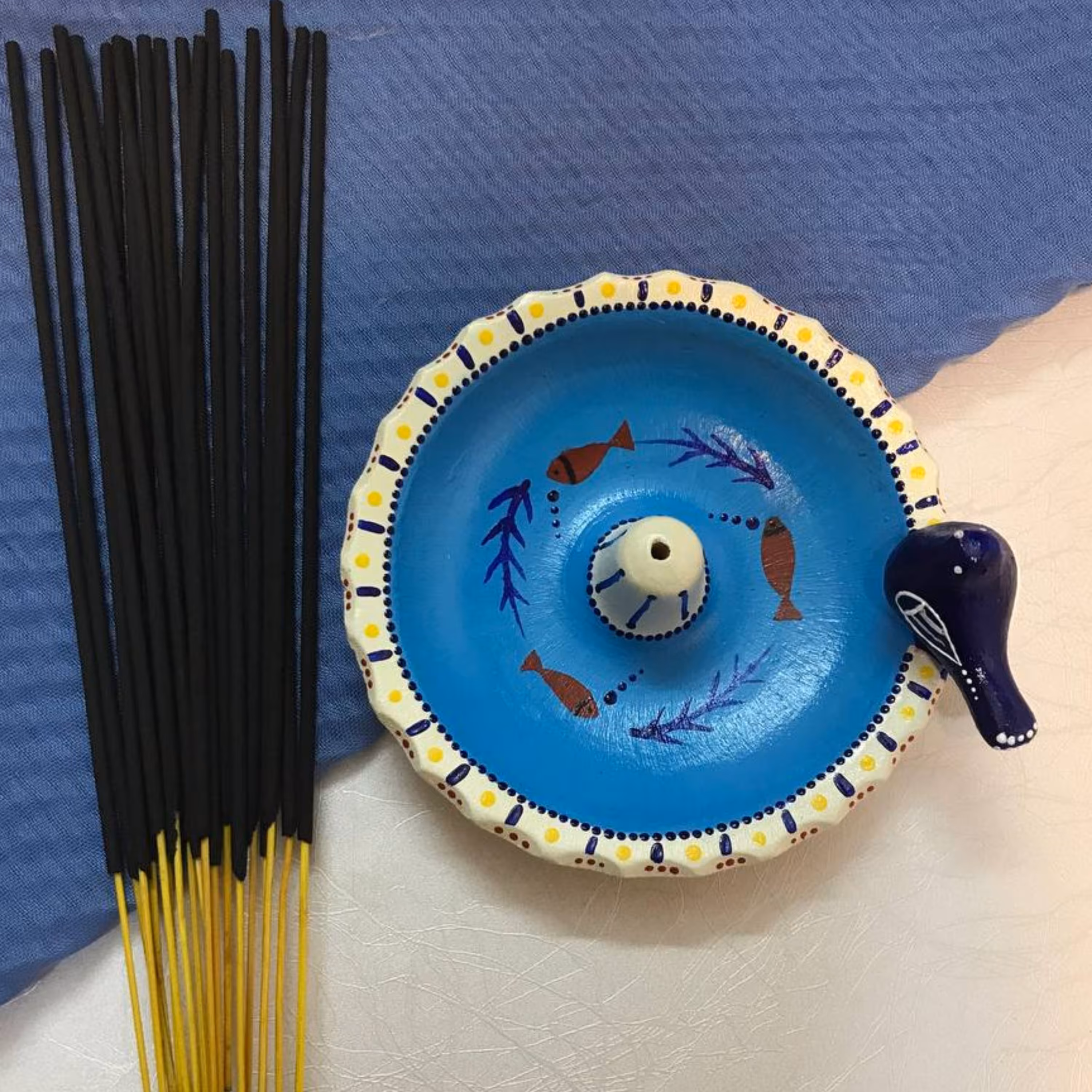 جا عود سفالی  پرنده .رنگ  اکریلیک آبی-سفید . طراحی شده با متد نقطه کوبی (پس کرایه)