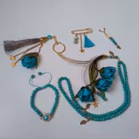 تسبیح گلدار و دستبند و گیره و جاکلیدی  و 5 تیکه زیبا و خاص