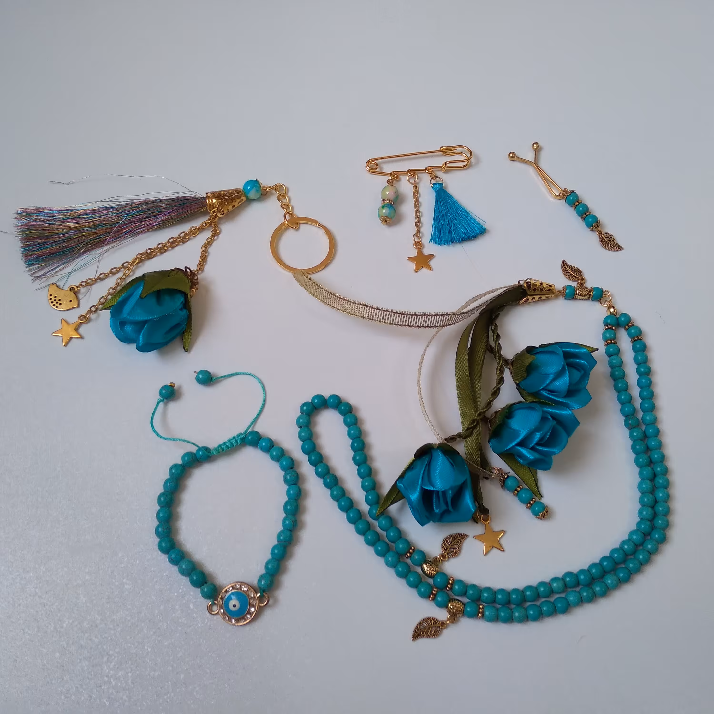 تسبیح گلدار و دستبند و گیره و جاکلیدی  و 5 تیکه زیبا و خاص