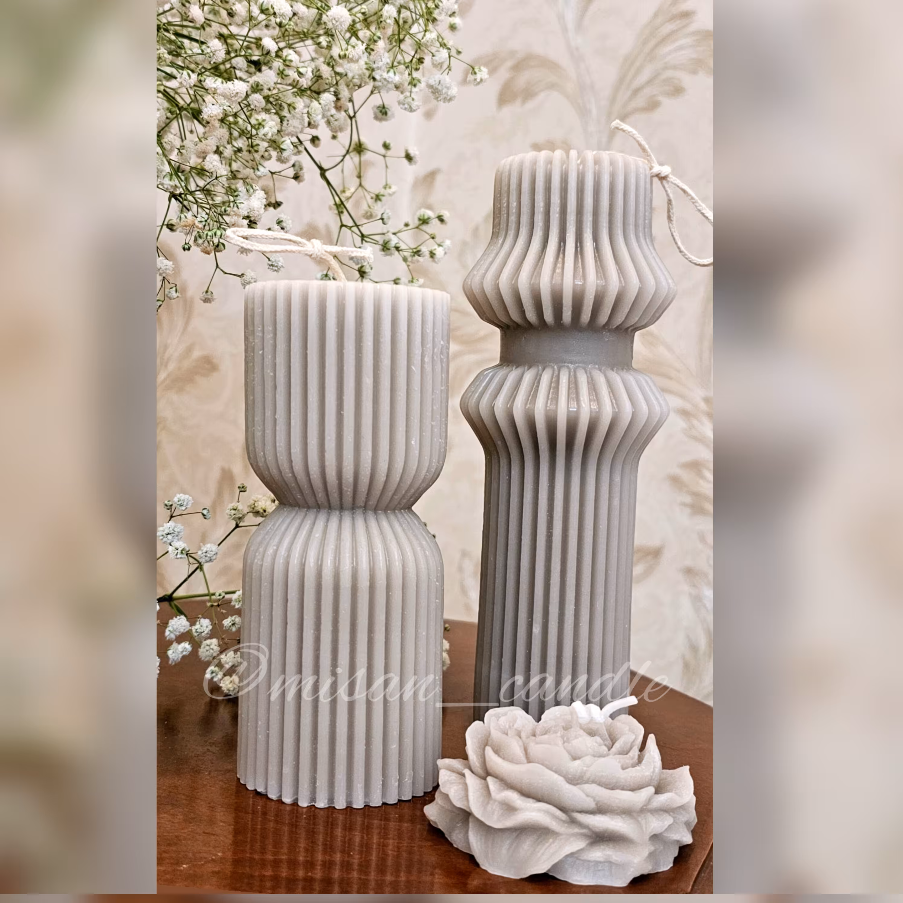 شمع استوانه شیار دار (کمربنددار)و استوانه دو تیکه ی کوتاه و گل آلاله( با هم)