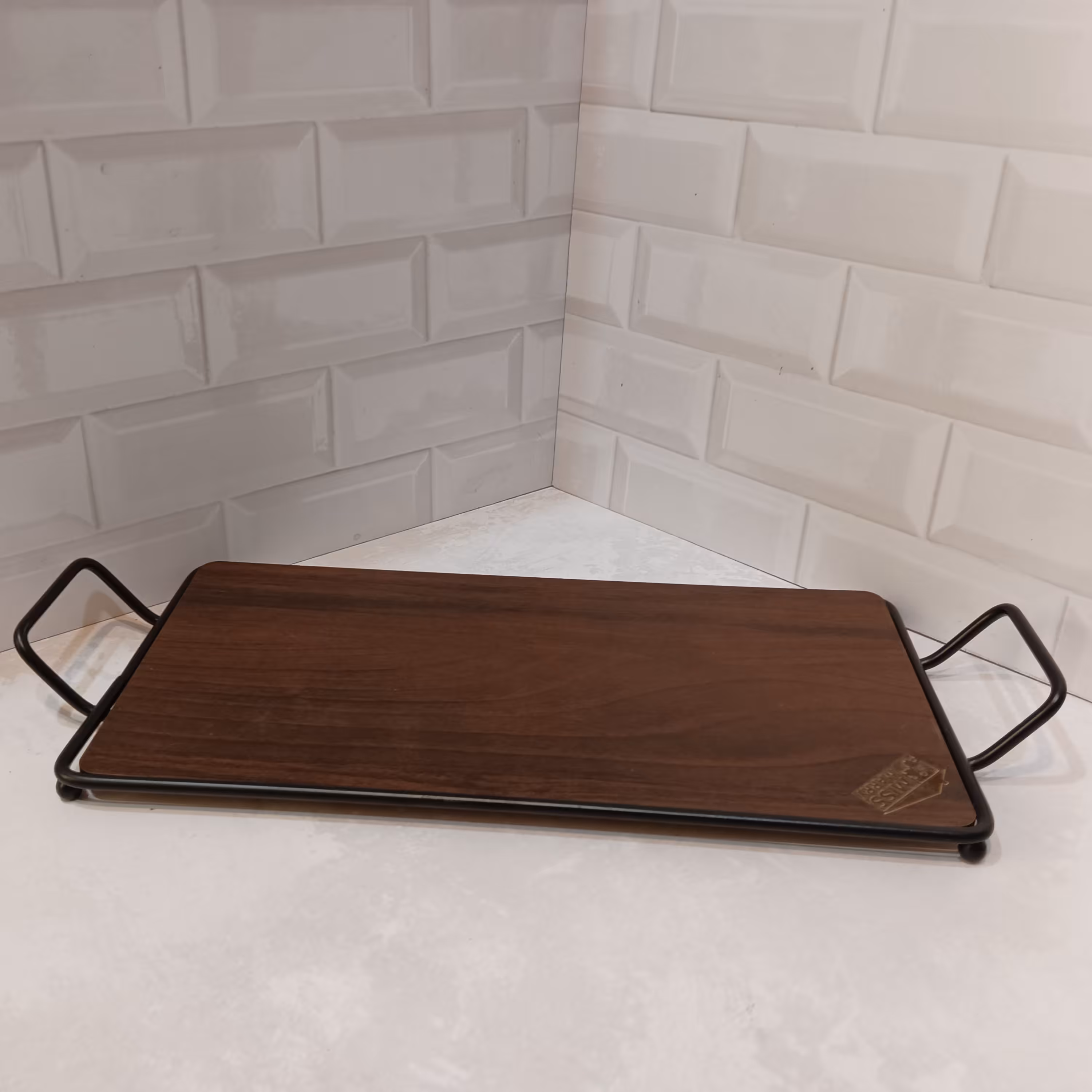 سینی کف چوبی دسته دار مستطیل چهارچوب ودسته فلزمشکی فلزی بسیارزیبا وکاربردی 