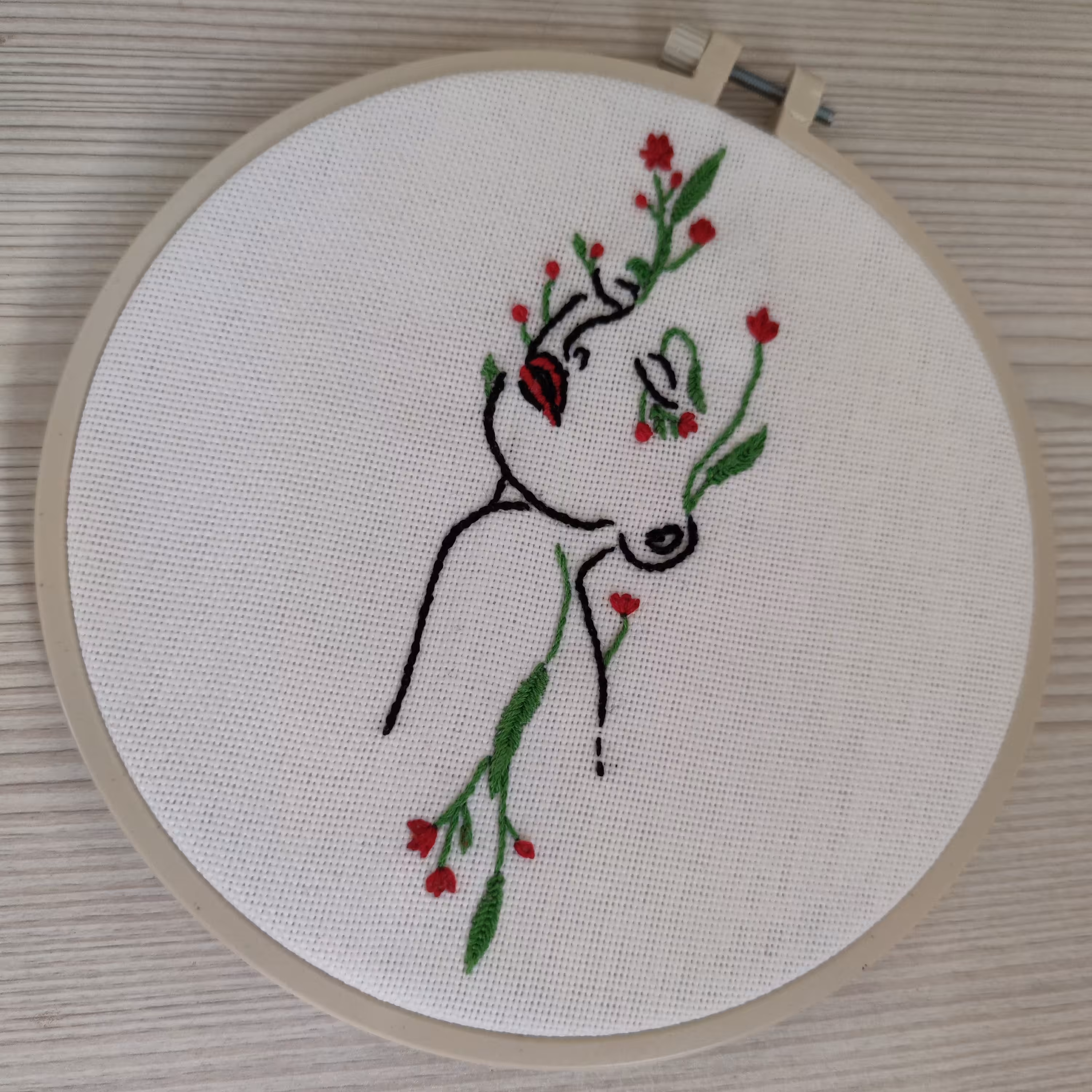 قاب گلدوزی زن