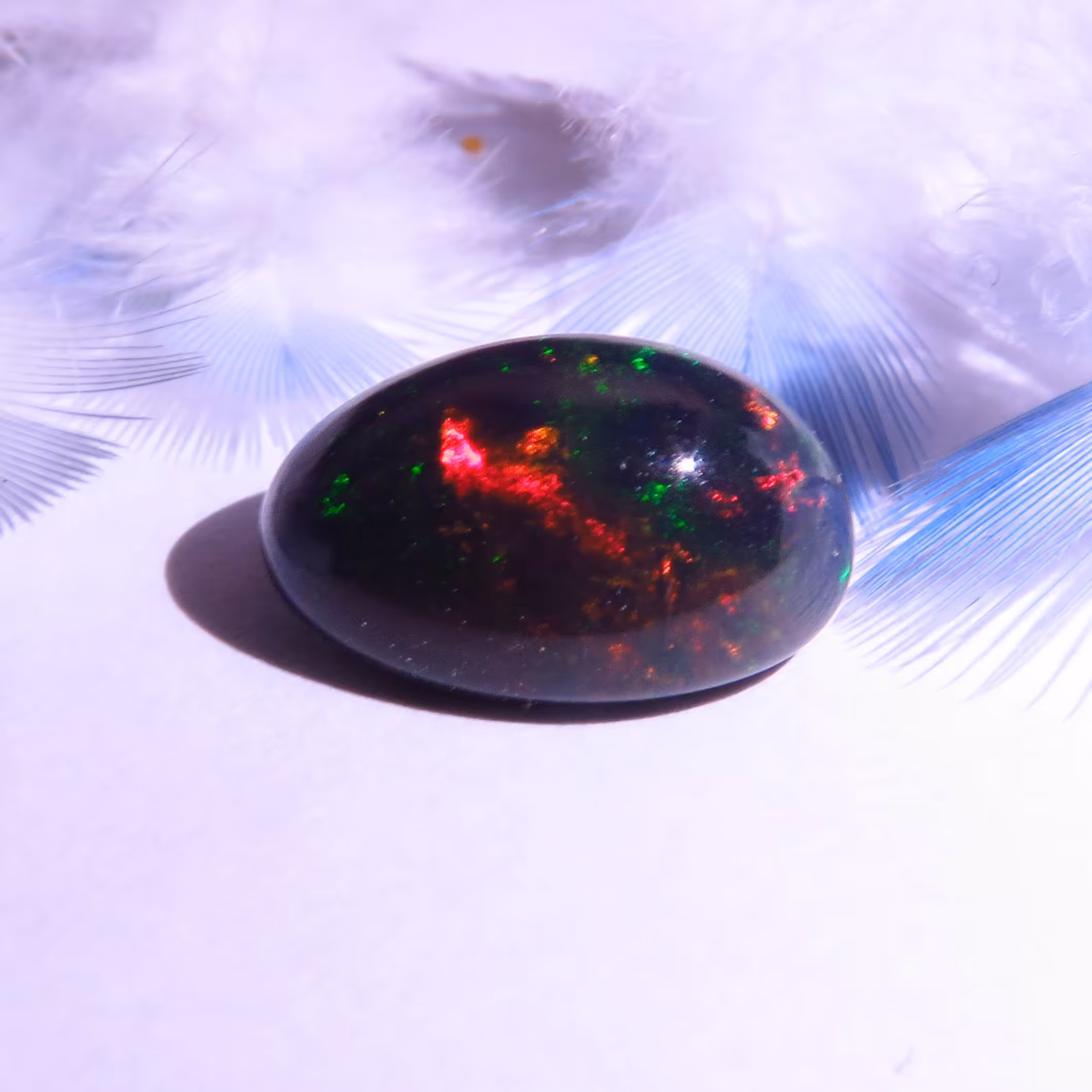  اوپال سیاه اتیوپی طبیعی و معدنی با بازی رنگ سبز قرمز آبی و نارنجی کد 1100