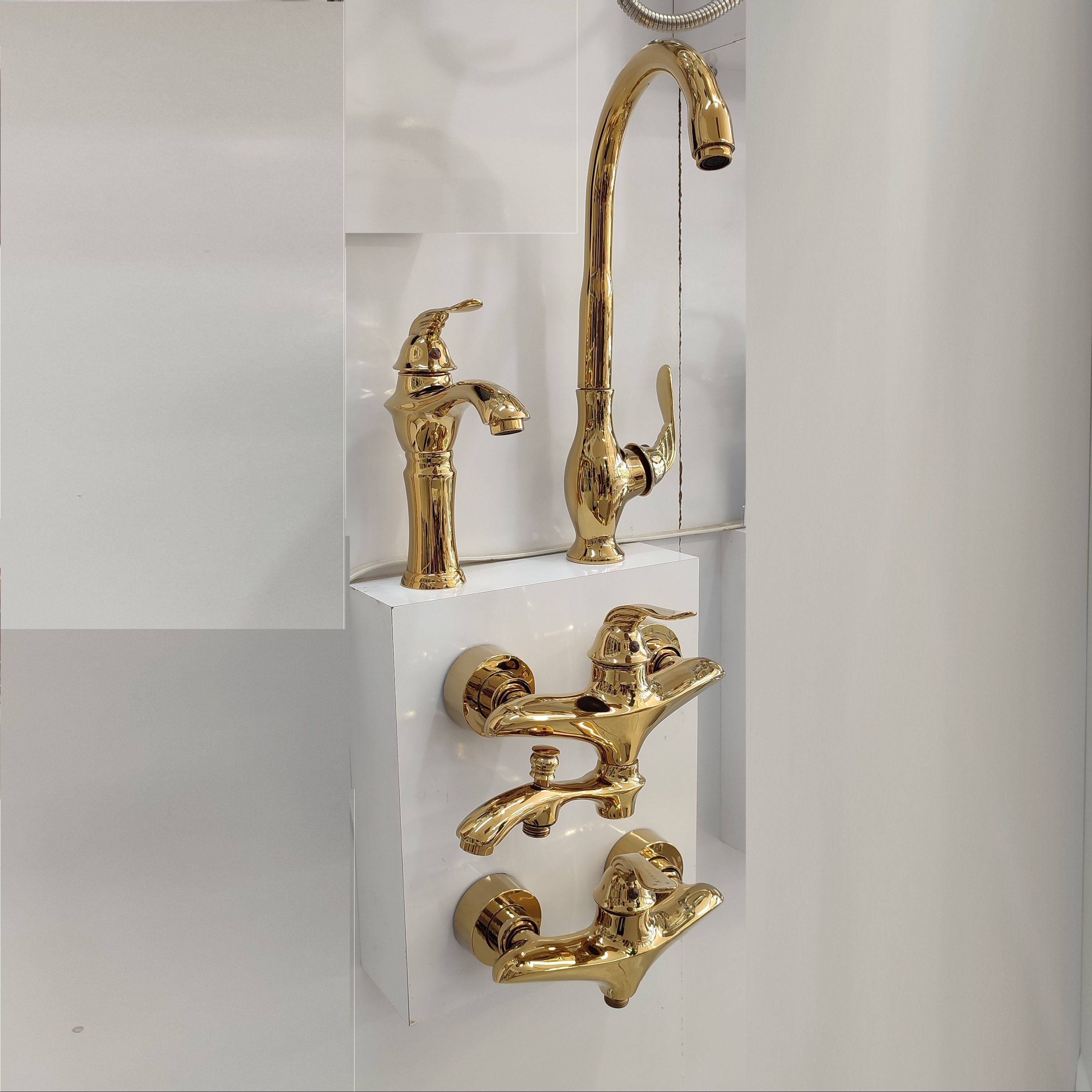 سرویس اهرمی 4تکه شیرآلات مدل لورنزا طلایی برند سکه (ارسال فوری و پس کرایه)