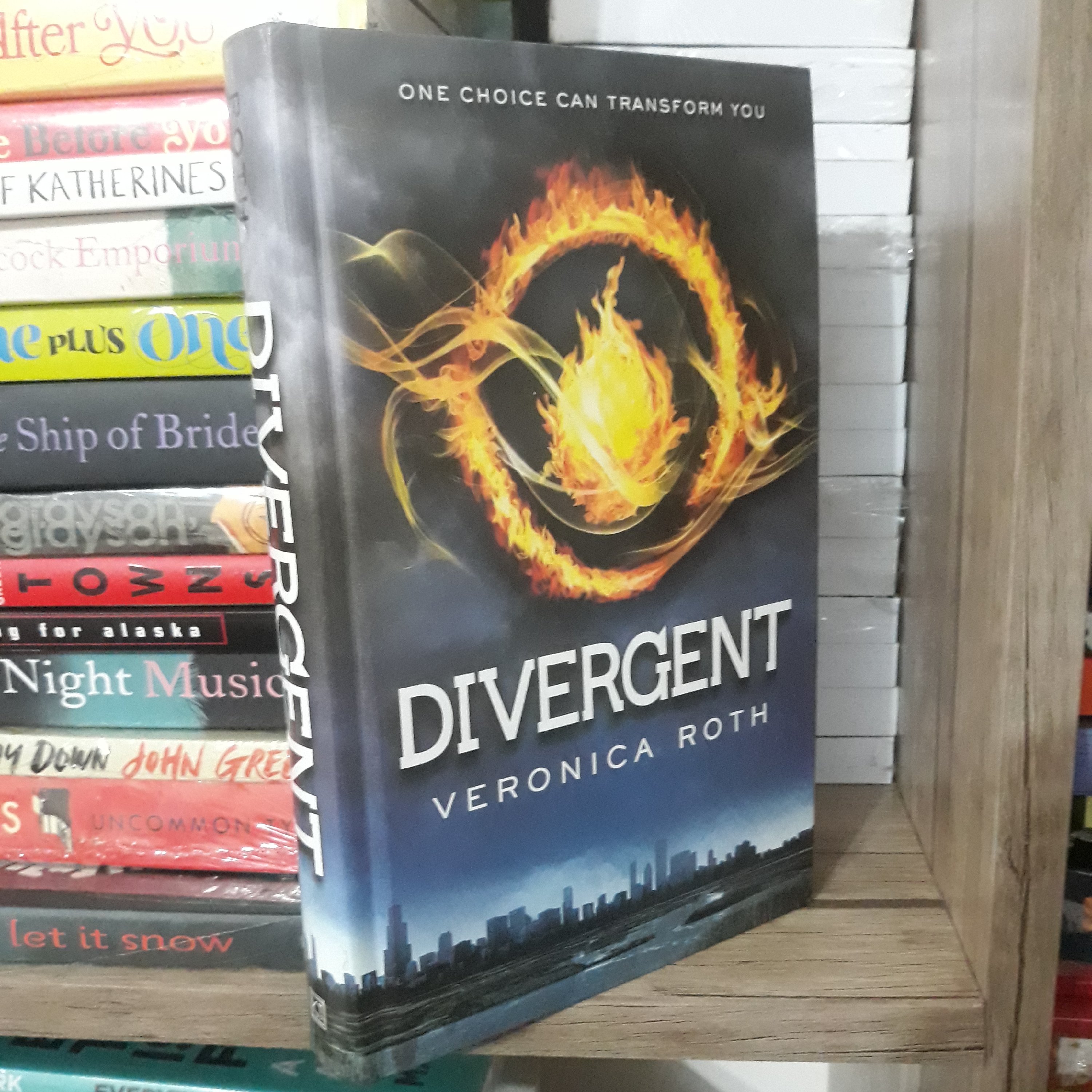کتاب زبان اصلی Divergent (ناهمتا)