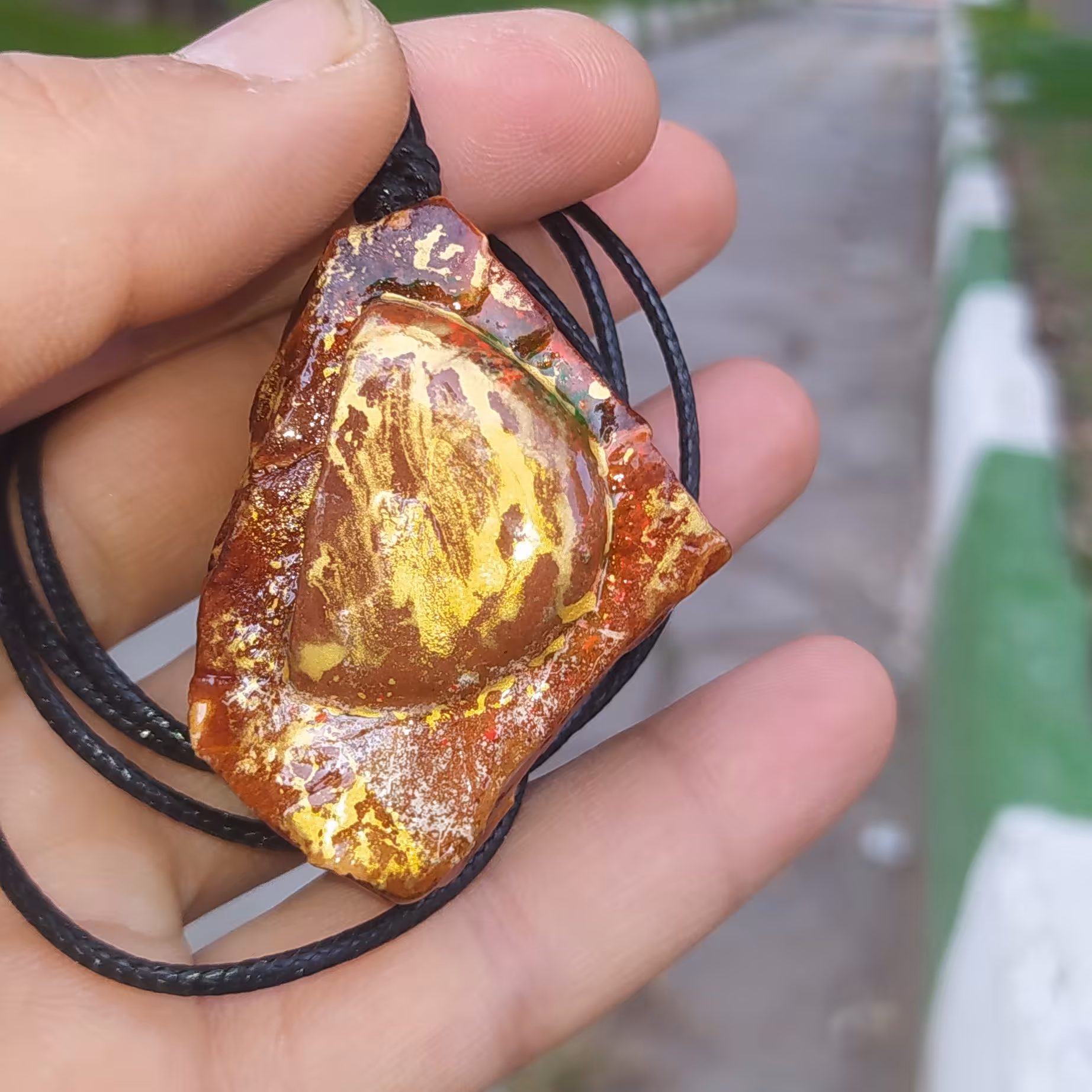 گردنبند و آویز آینه ماشین چوب پوست کاج و سنگ معمولی