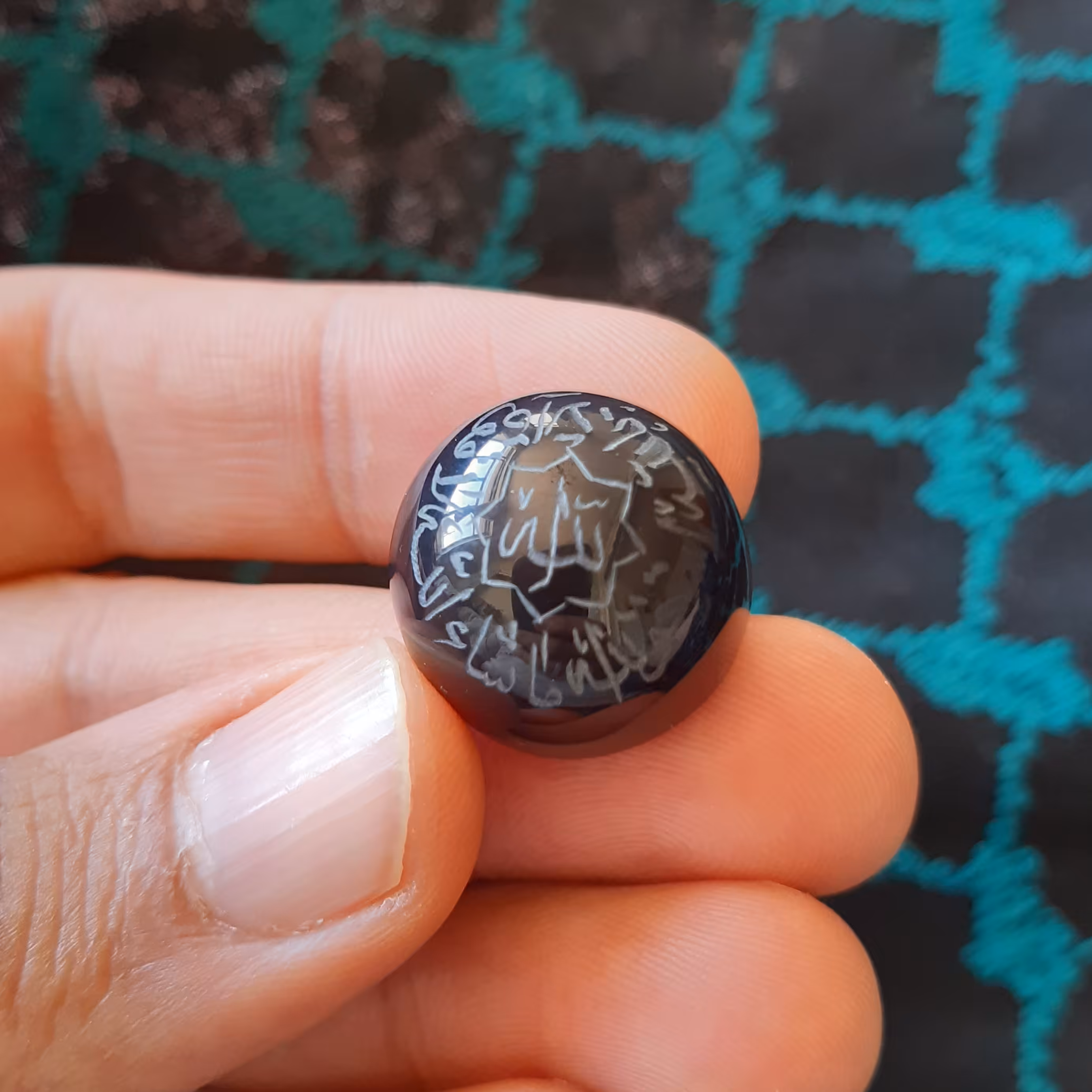 نگین عقیق خطی دامله معدنی خط دست تراش گرد ارتفاع بلند درشت