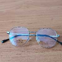 عینک طبی اسپرت پسرانه چند ضلعی رنگ silver نقره ای با قابلیت تعویض عدسی های جدید نمره دار همراه با جلد و دستمال عینک 