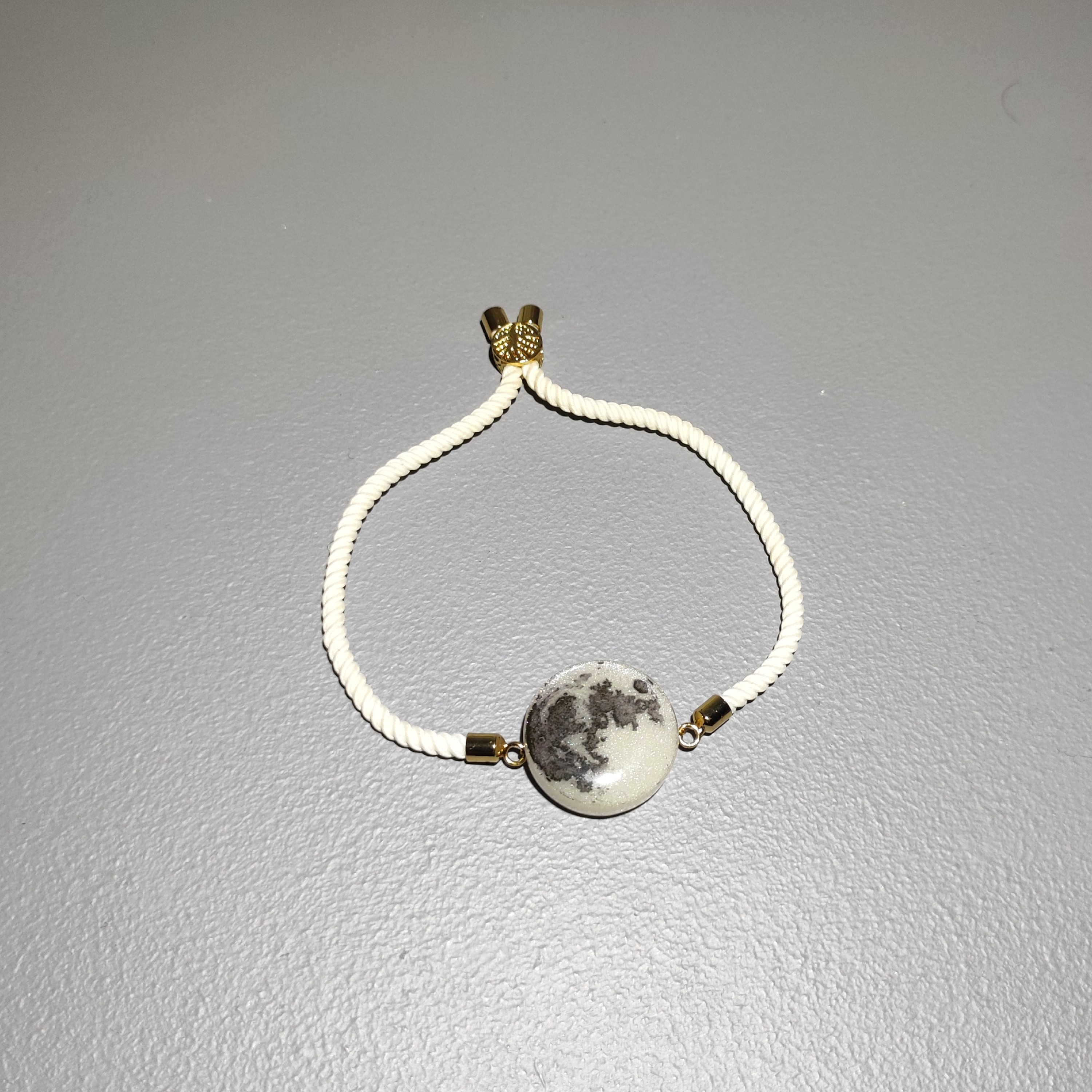 دستبند ماه شبتاب با بند کنفی آسانسوری سفید