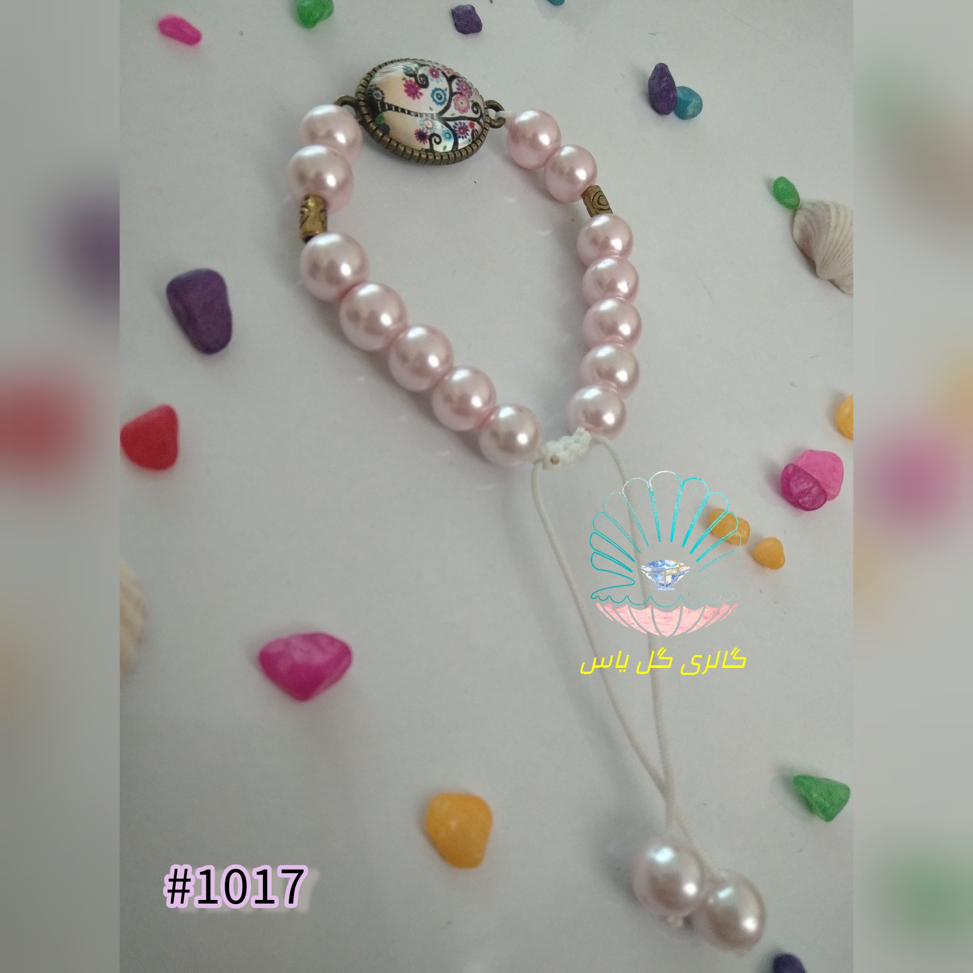 دستبند گره کشویی با مهره صورتی کمرنگ براق و پلاک رزینی طرح درخت 