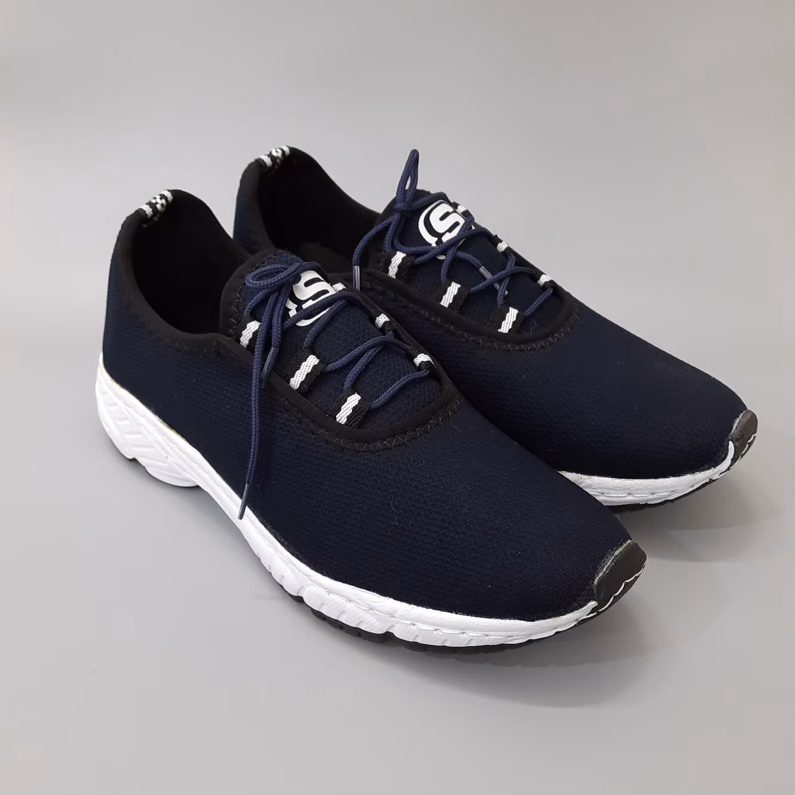 کفش اسپرت اسکیچرز بنددار مشکی ورزشی پیاده روی مردانه و زنانه دوردوخت کیفیت عالی رنگ سرمه ای. ارسال رایگان به سراسر کشور 