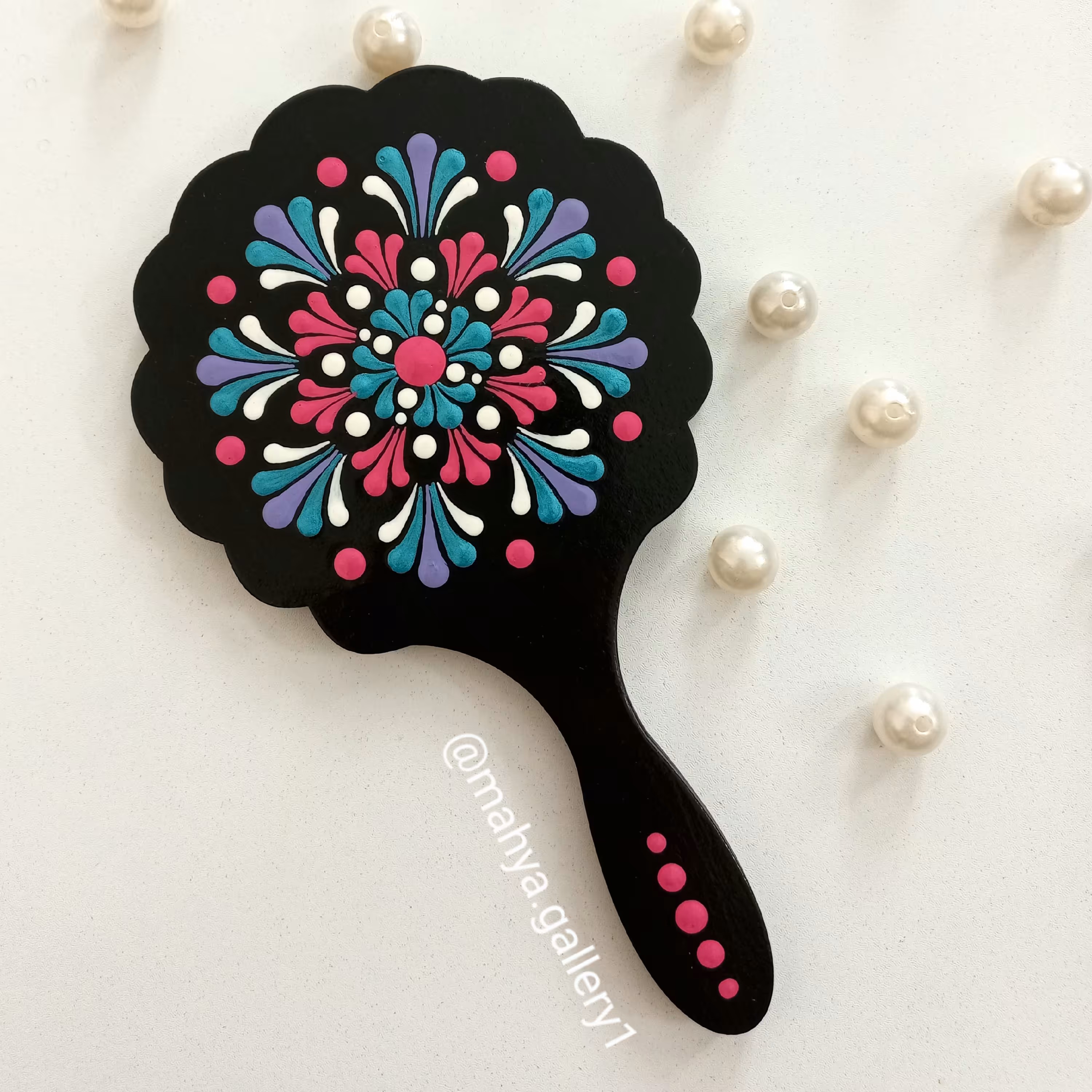 آینه دستی چوبی، نقاشی شده با دست با سبک دات ماندالا قابل سفارش در رنگهای متنوع 