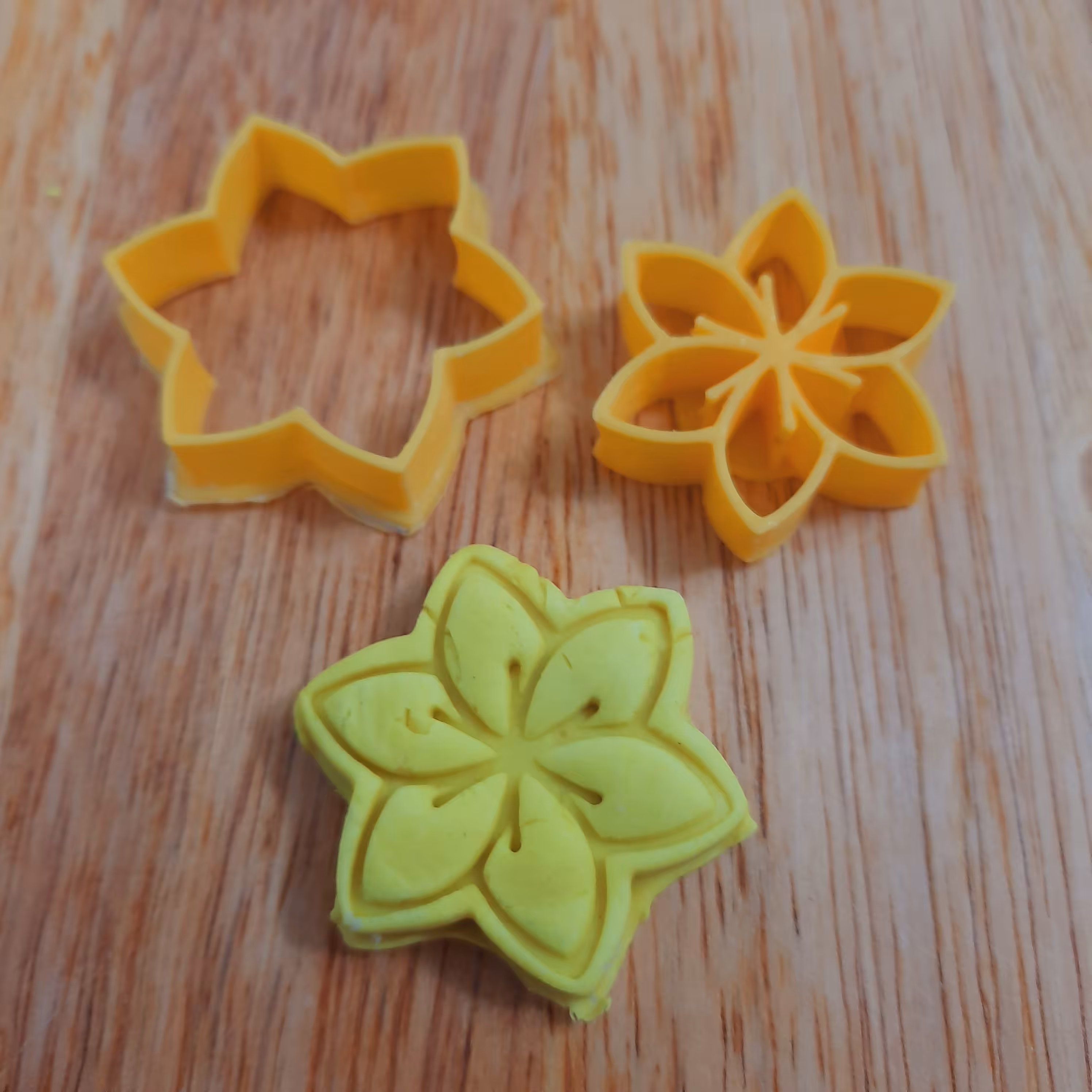 مهر و کاتر  شیرینی طرح ستاره گل پر