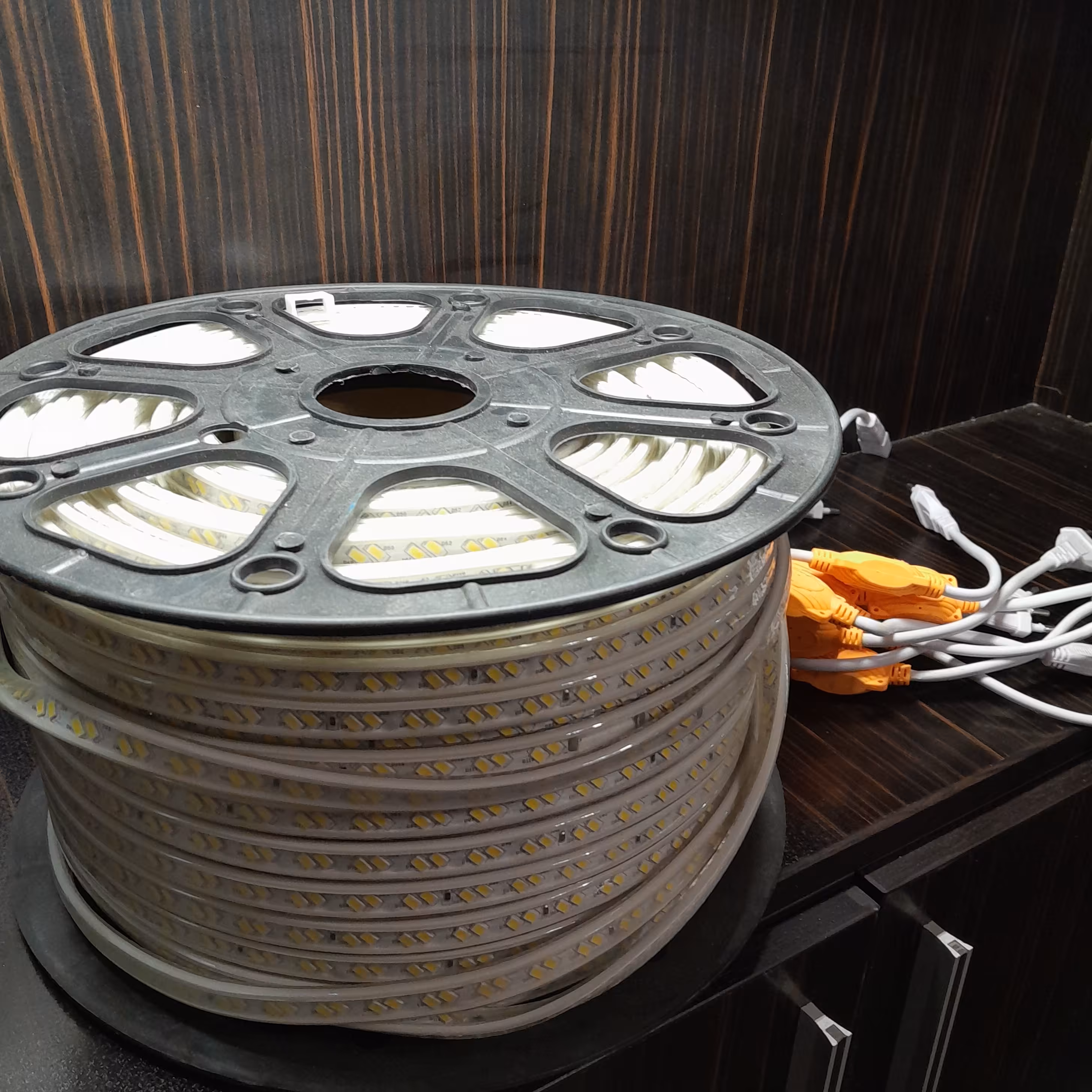 ریسه شلنگی 7وات  مدل 5730 نمانور  در رنگ صدفی با گارانتی 15 ماهه تعویض بسته 100 متری 