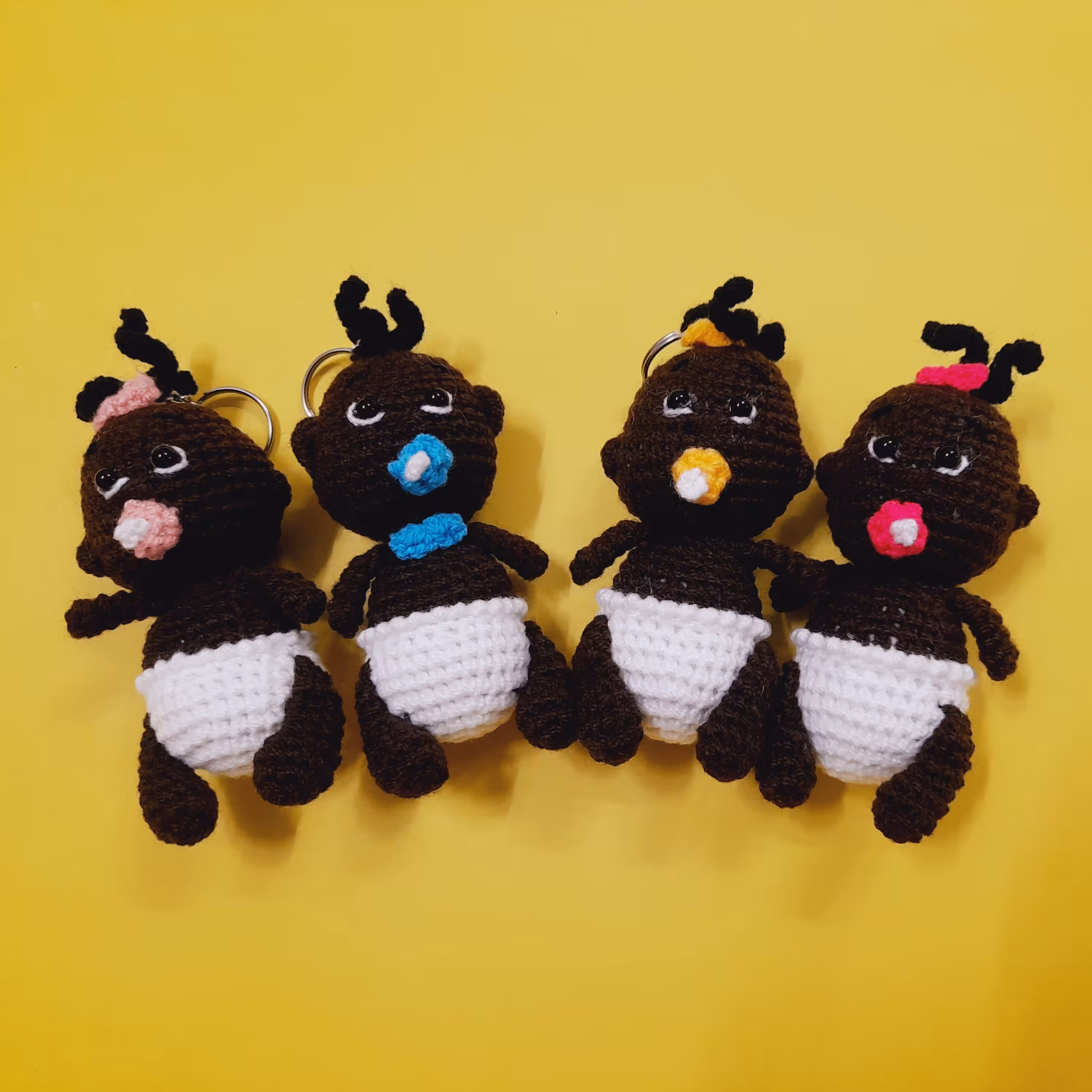 عروسک بافتنی نی نی پستونکی سیاه در رنگهای دلخواه جاکلیدی خاص به عنوان هدیه تولد سیسمونی و کادو ولنتاین 