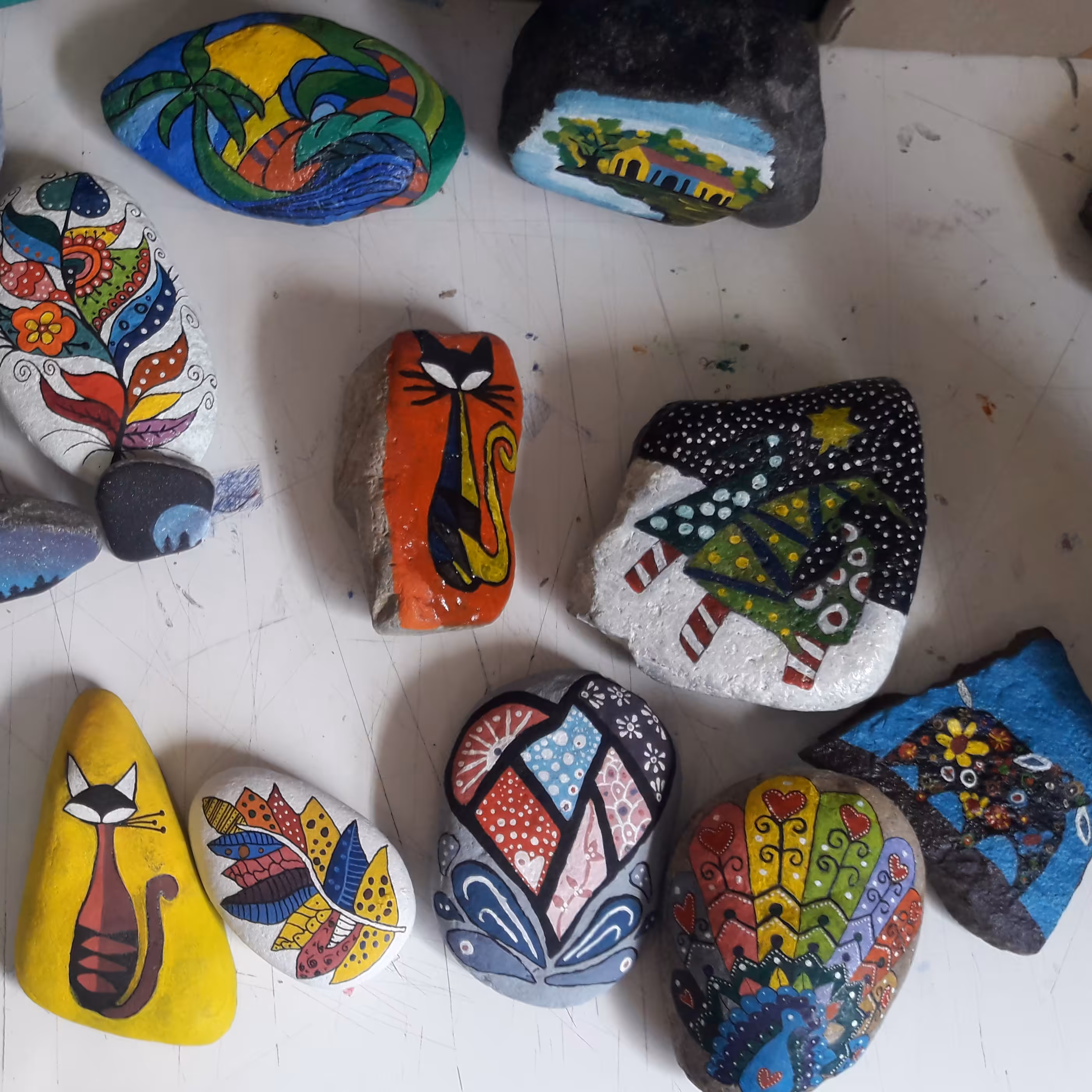 این اثر روی سنگ با تکنیک اکرولیک طراحی شده است