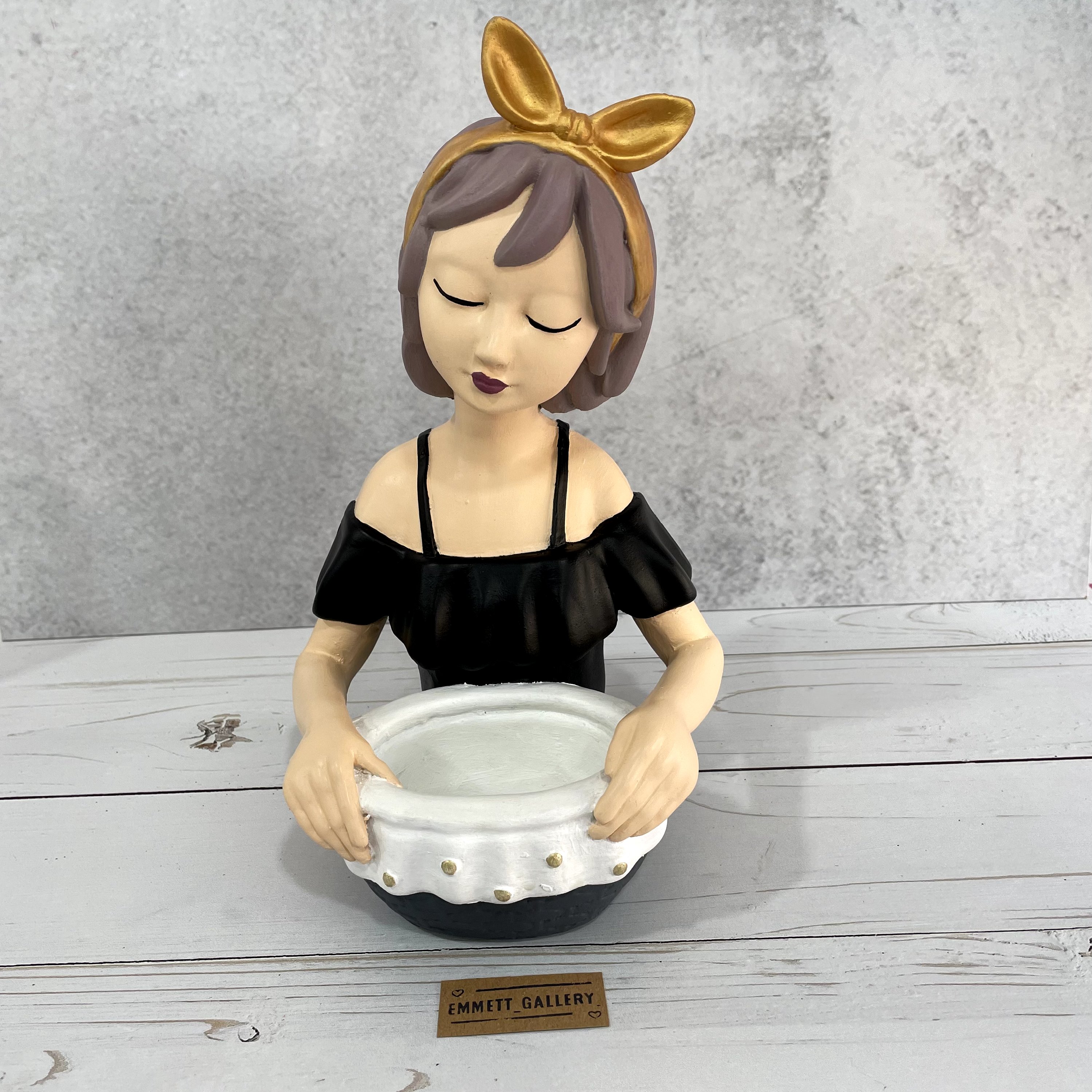 مجسمه دختر کاسه دار