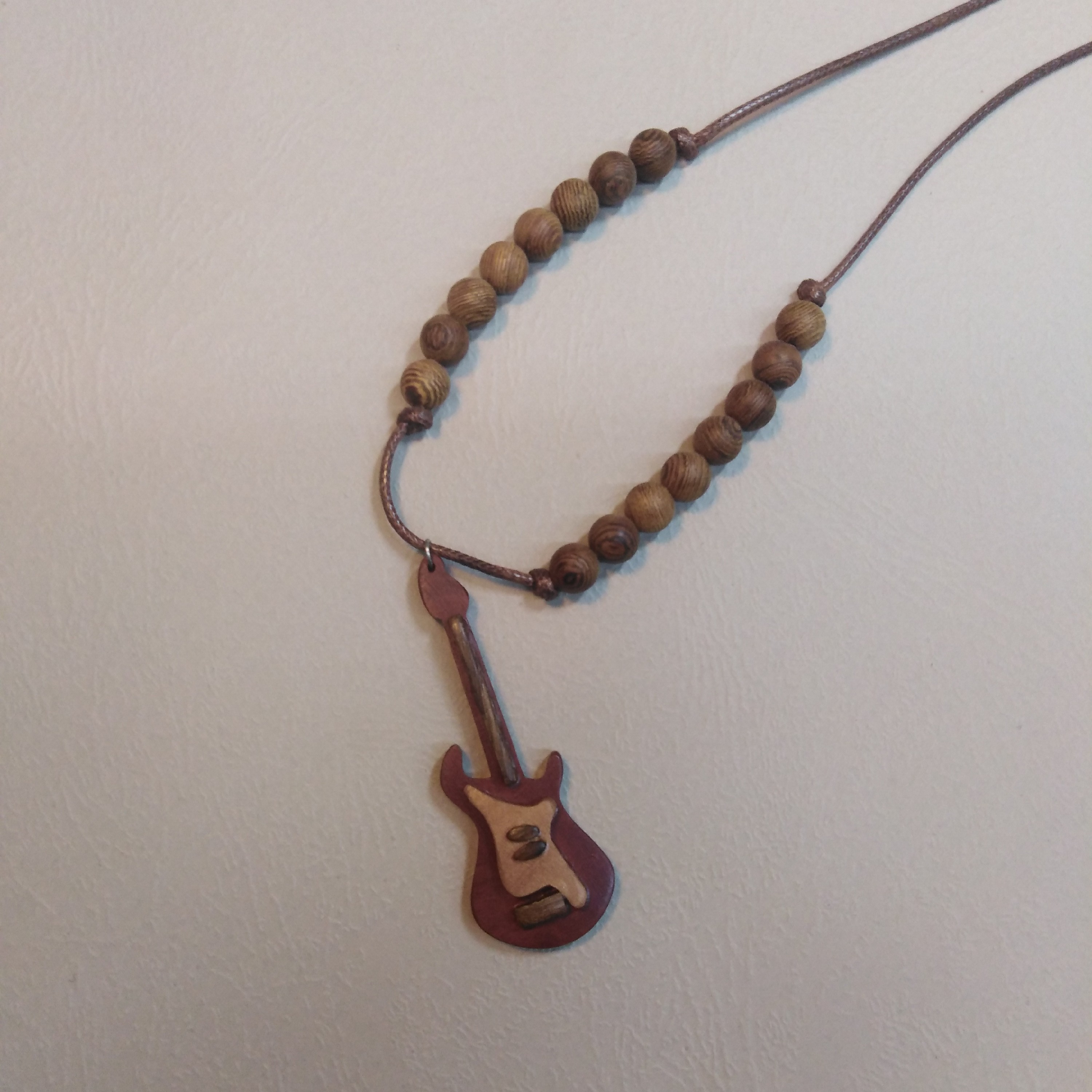 گردنبند چوبی طرح گیتار الکتریک