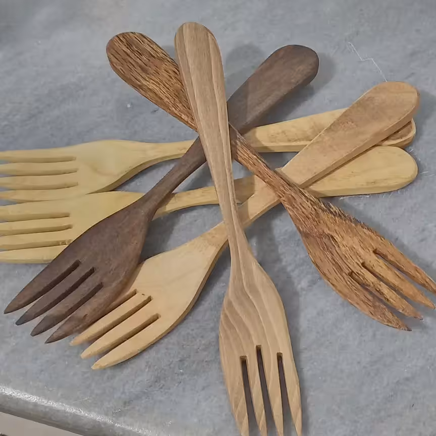 چنگال چوبی خوشگلمون با چوب گردو در رنگهای مختلف پوشش داده شده با روغن مخصوص ظروف چوبی