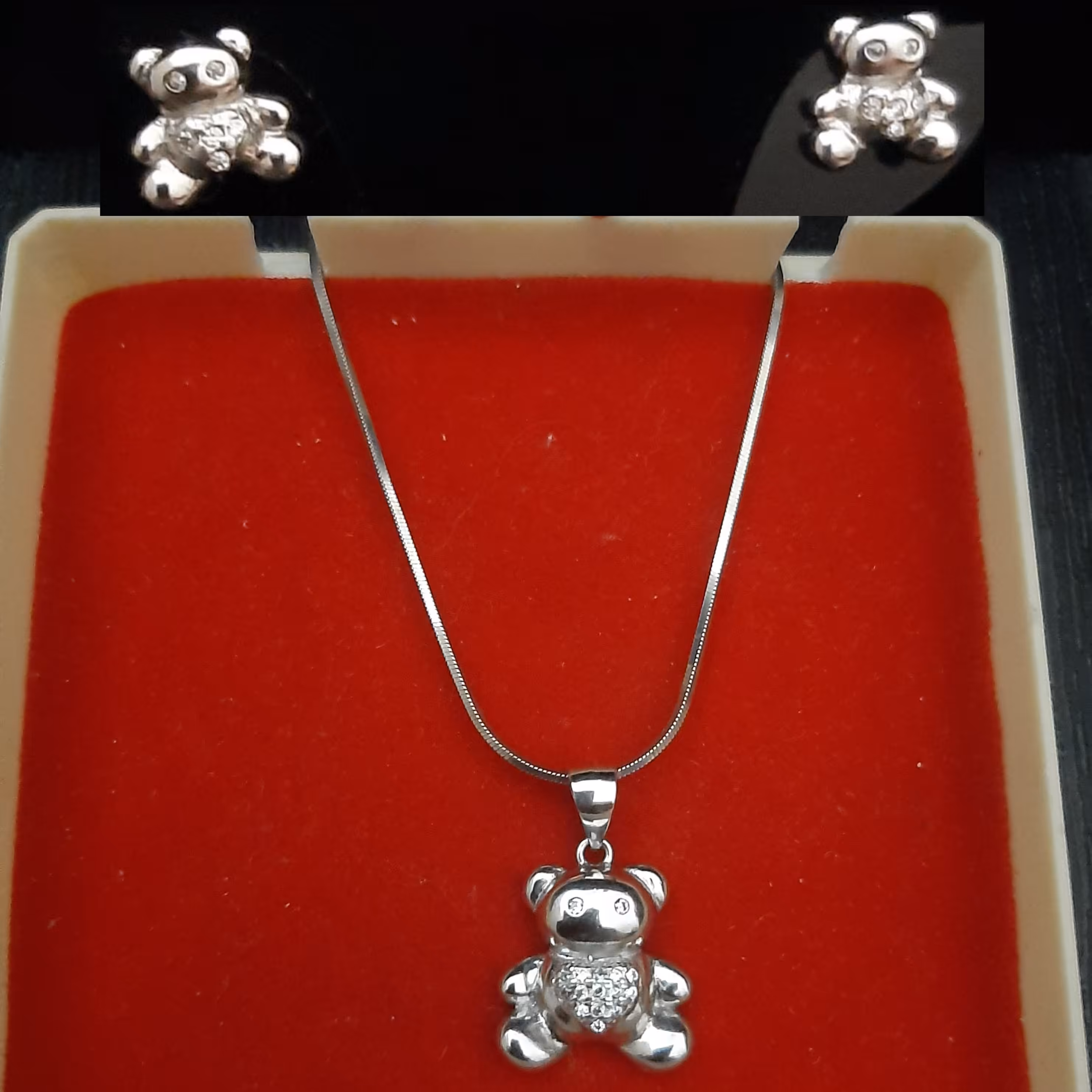 نیم ست زنانه نقره کد 145 وزن کل حدود 7گرم و نیم طول زنجیر 45 سانت شامل یک جفت گوشواره و زنجیر و پلاک طرح فانتزی خرس 