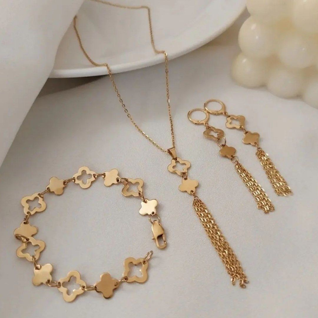 ست ونکلیف و دیپلمات با قفل کارتیر
گردنبند  دستبند و گوشواره 
