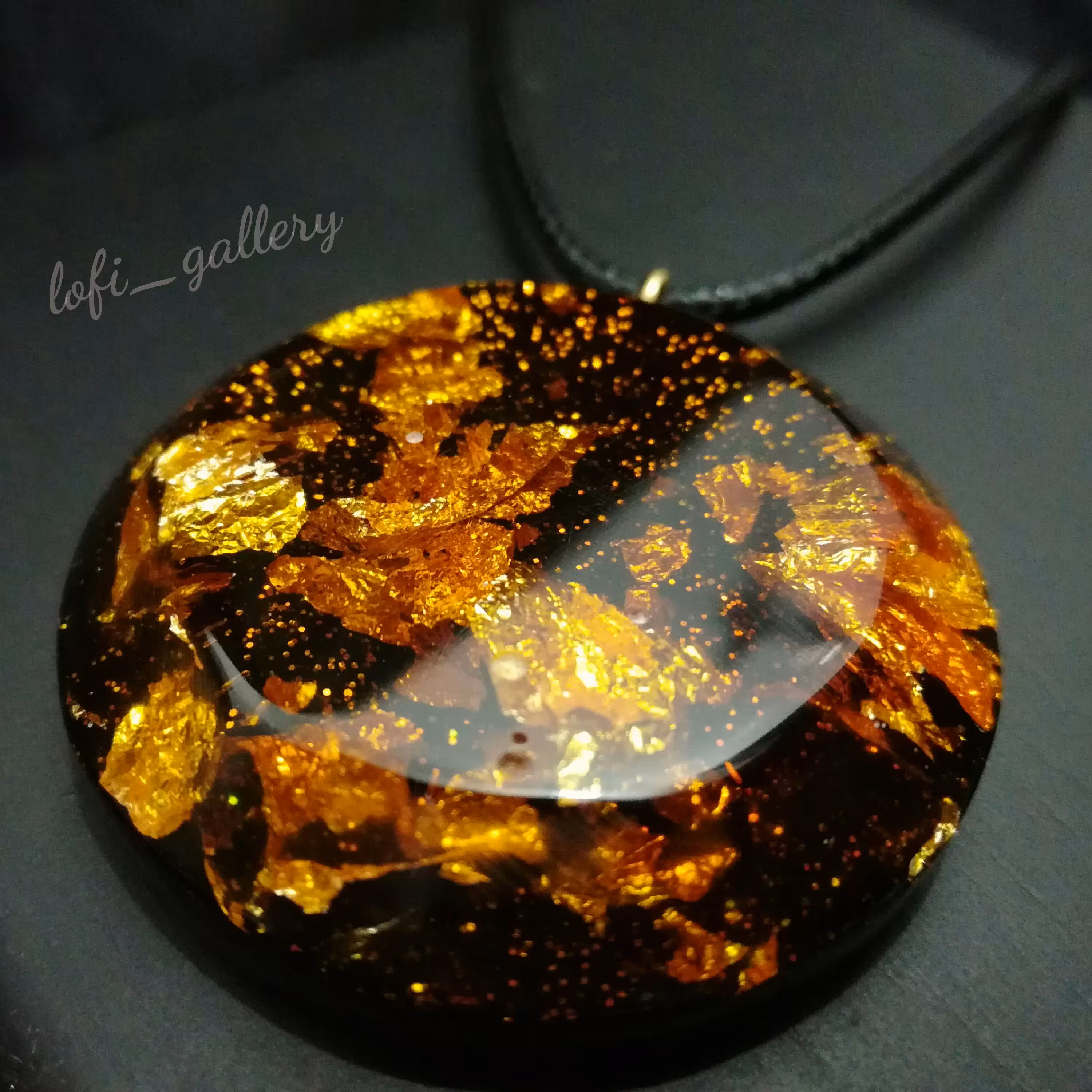 گردنبند رزین با ورق طلا