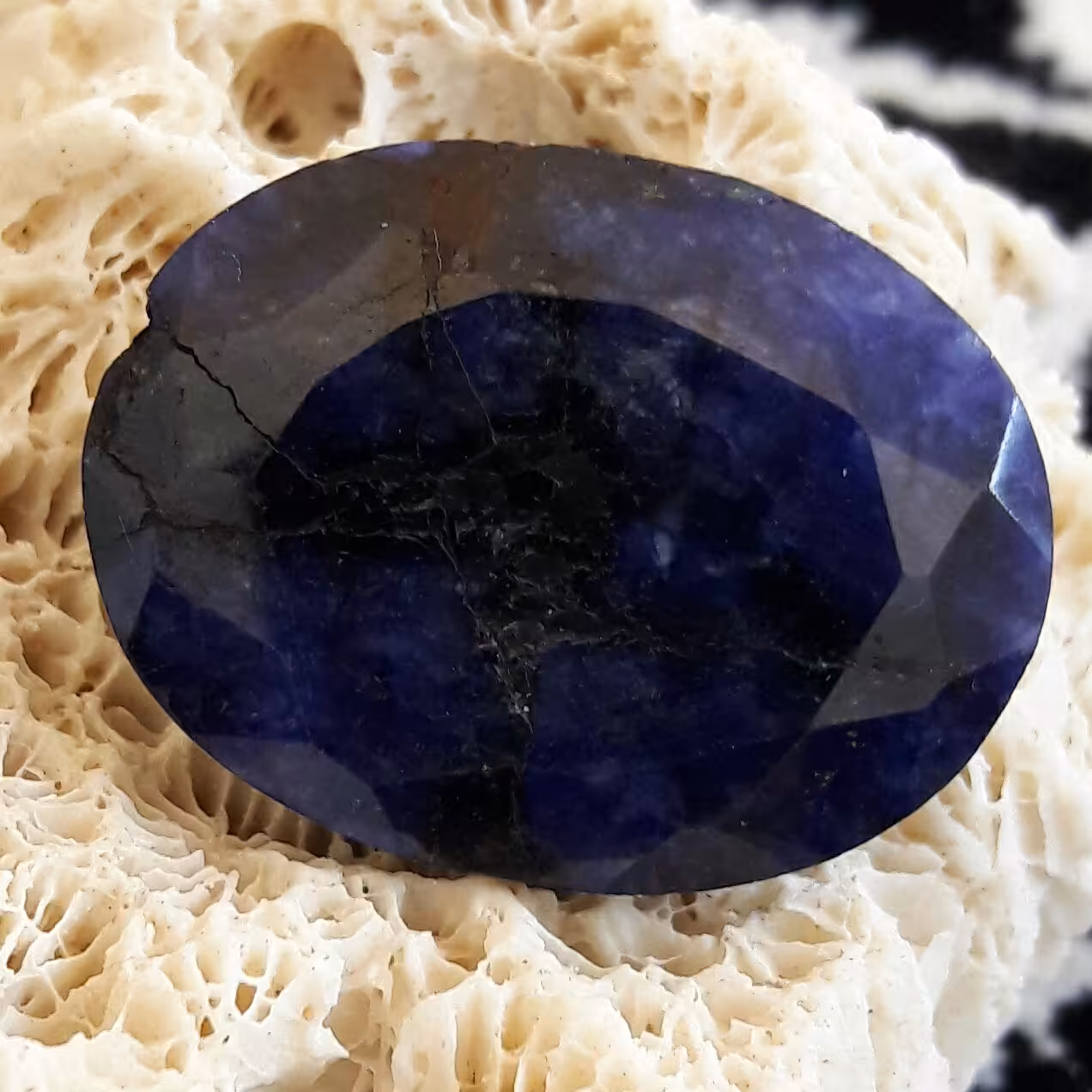 نگین درشت یاقوت کبود جواهری اصل 28.70قیراط کمی زدگی دارد