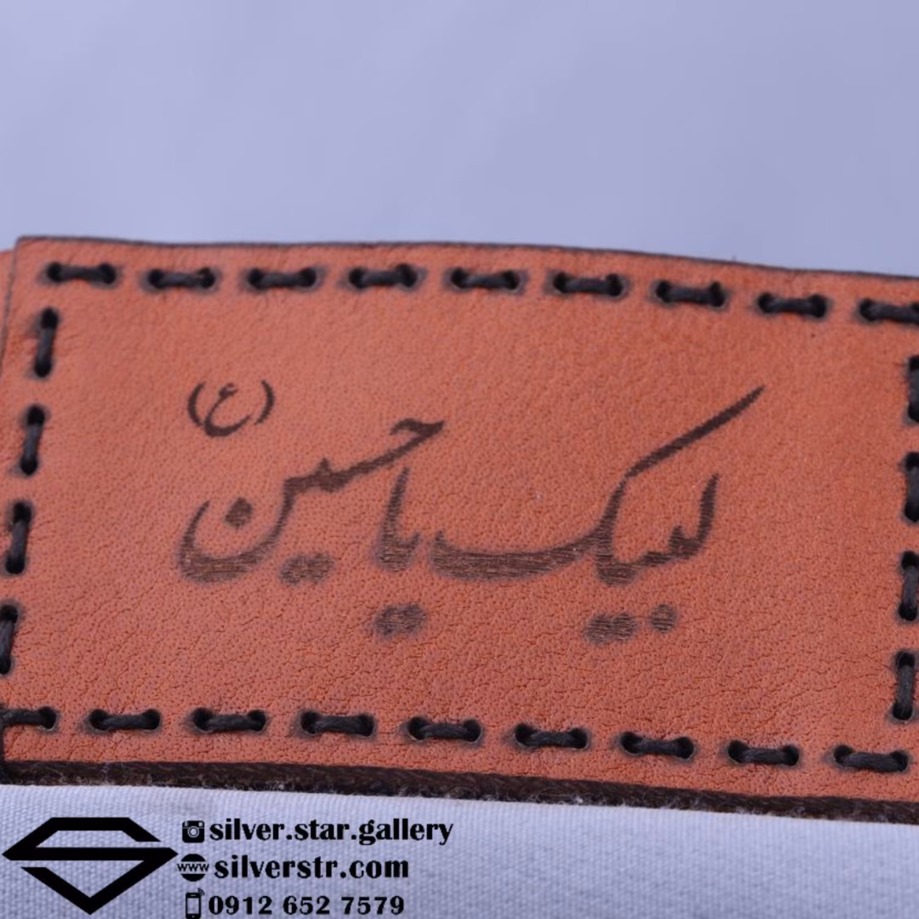 بازوبند مردانه چرم طبیعی با حرز دست نویس روی پوست آهو