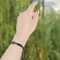 دستبند مرداد ماه مهردخت اکسسوریز. ترکیبی از سنگهای مگنتیت.یشم.لابرادوریت.حدید و لاوا