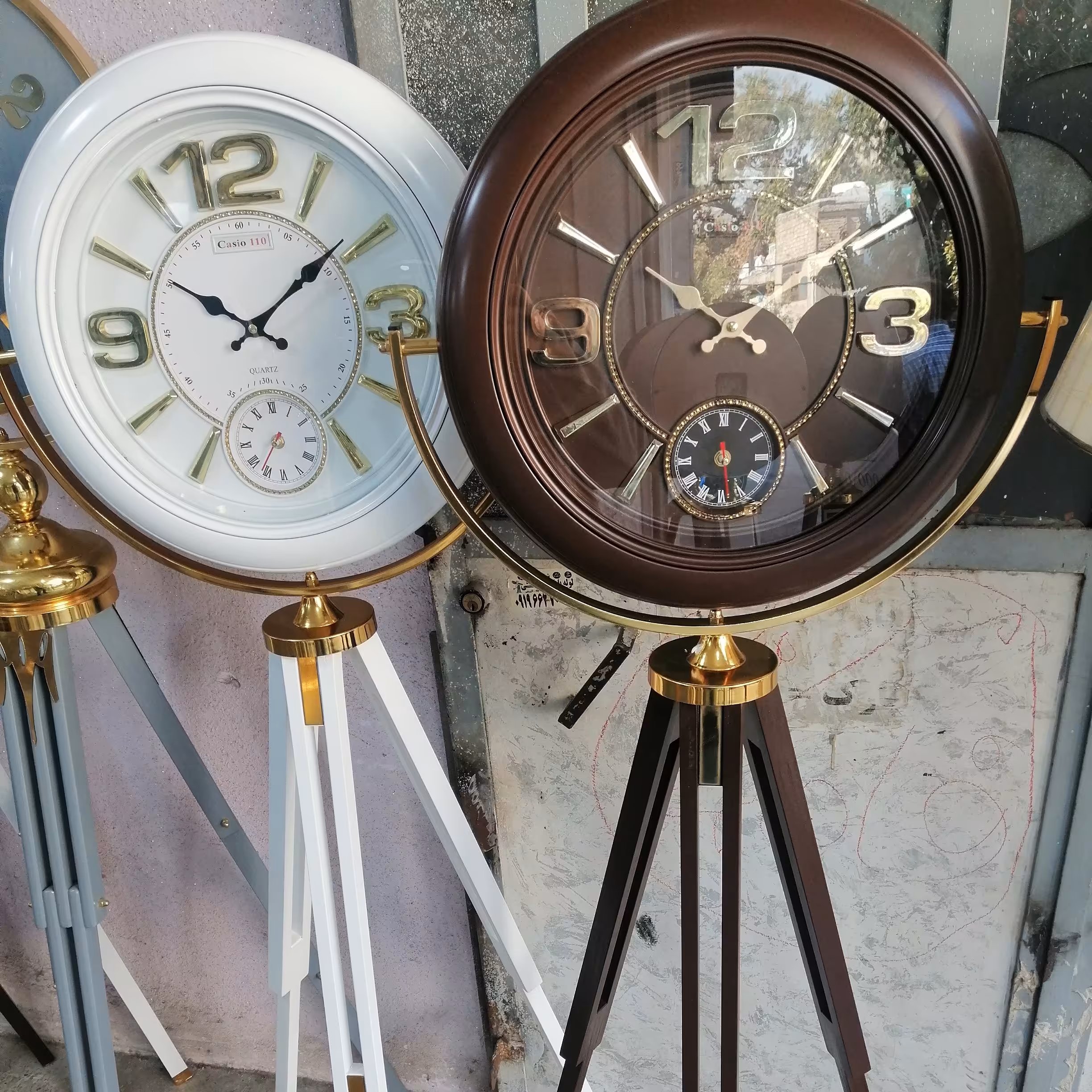 ساعت ایستاده ی سه پایه ی دو موتوره